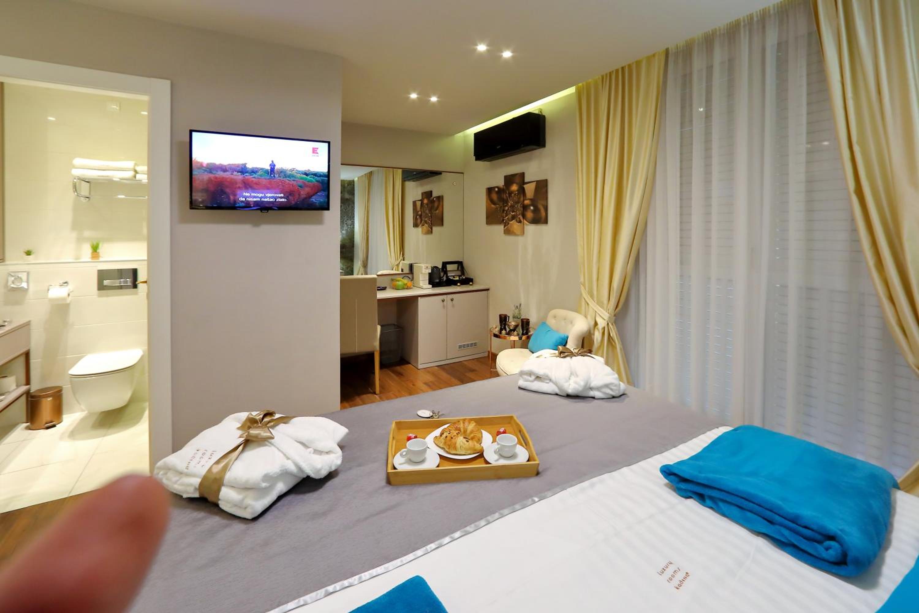 Deluxe Double Room with Shower photo 2