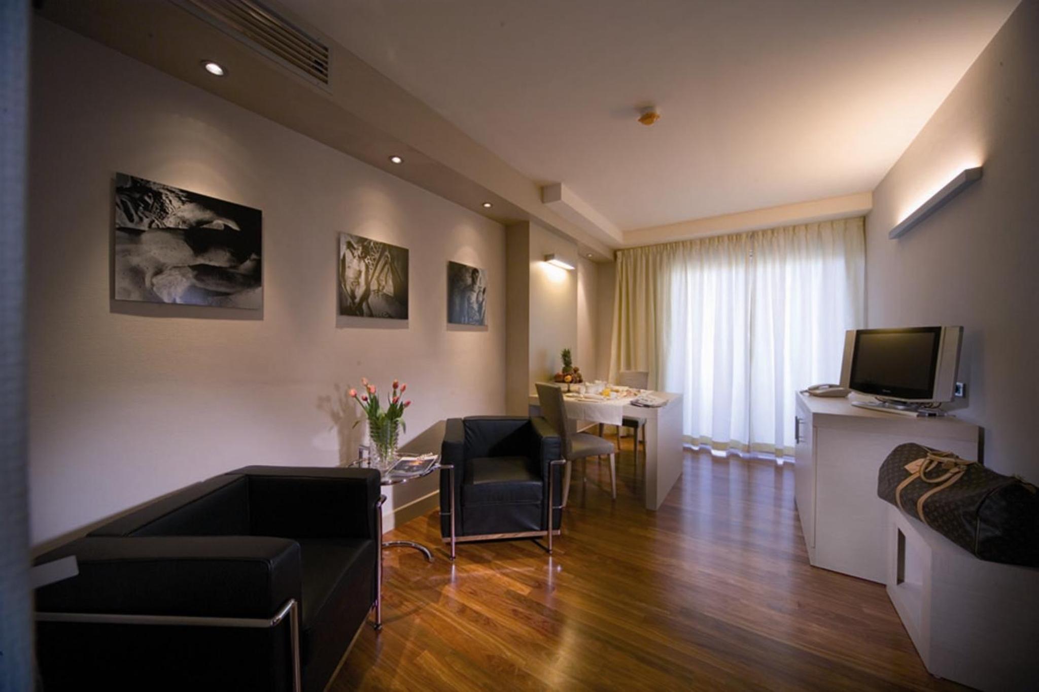 Suite - Photo 3