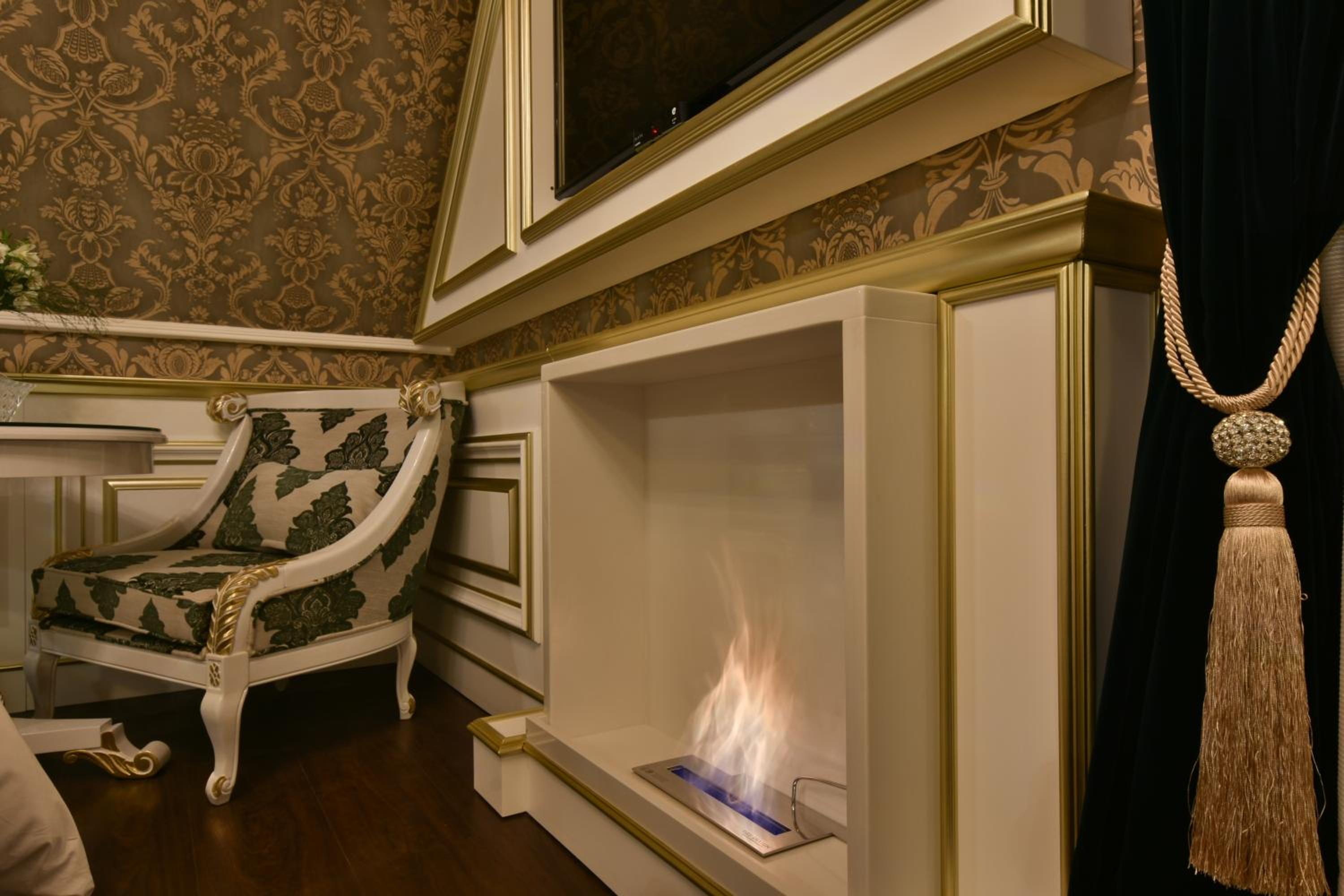 Deluxe Suite with Spa Bath
