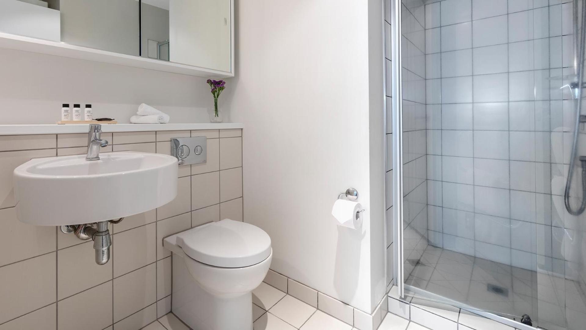 One-Bedroom Apartment with City View - Photo 4