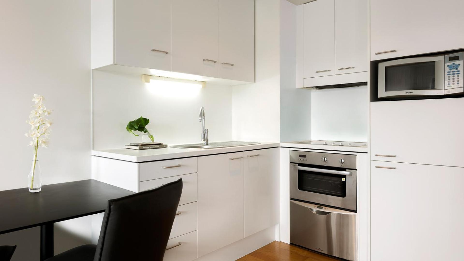 One-Bedroom Apartment with City View - Photo 3