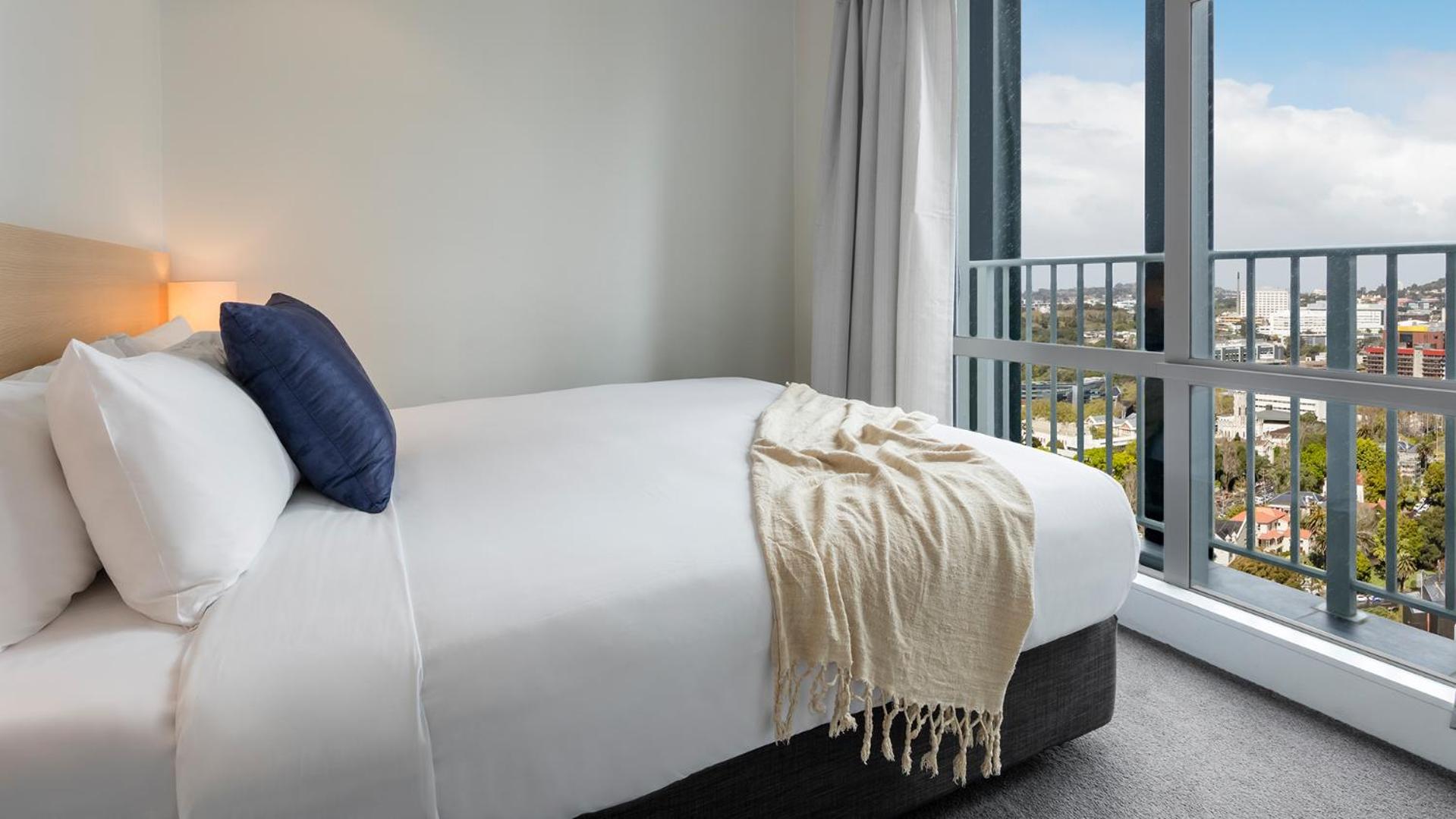 Two-Bedroom Apartment with City View - Photo 4