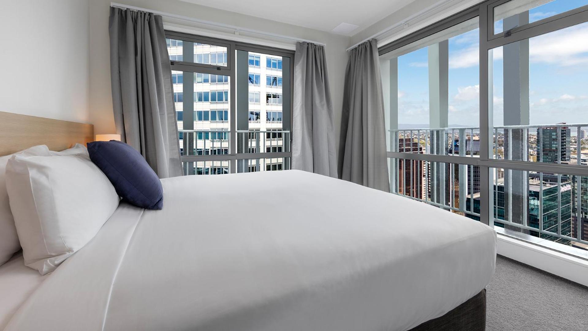 Two-Bedroom Apartment with City View - Photo 2