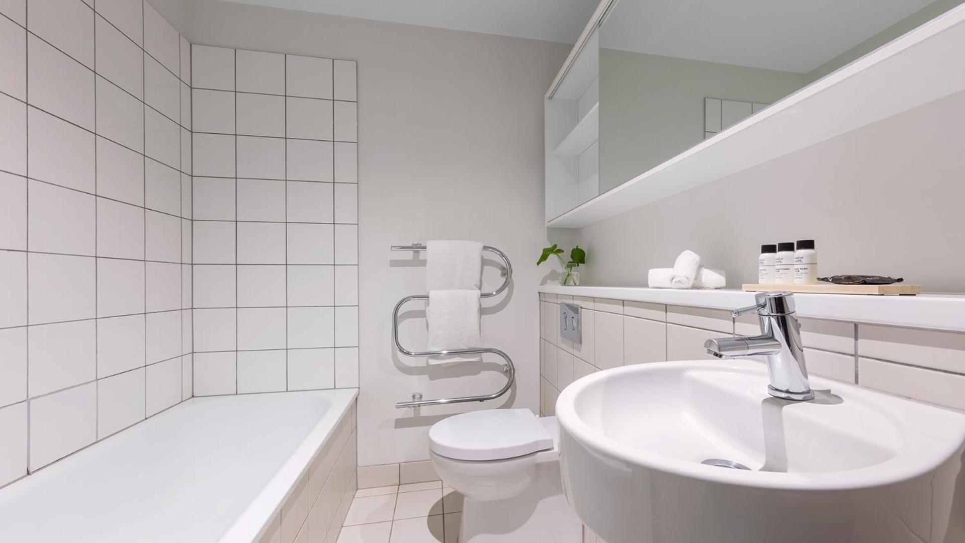 Two-Bedroom Apartment with City View - Photo 5