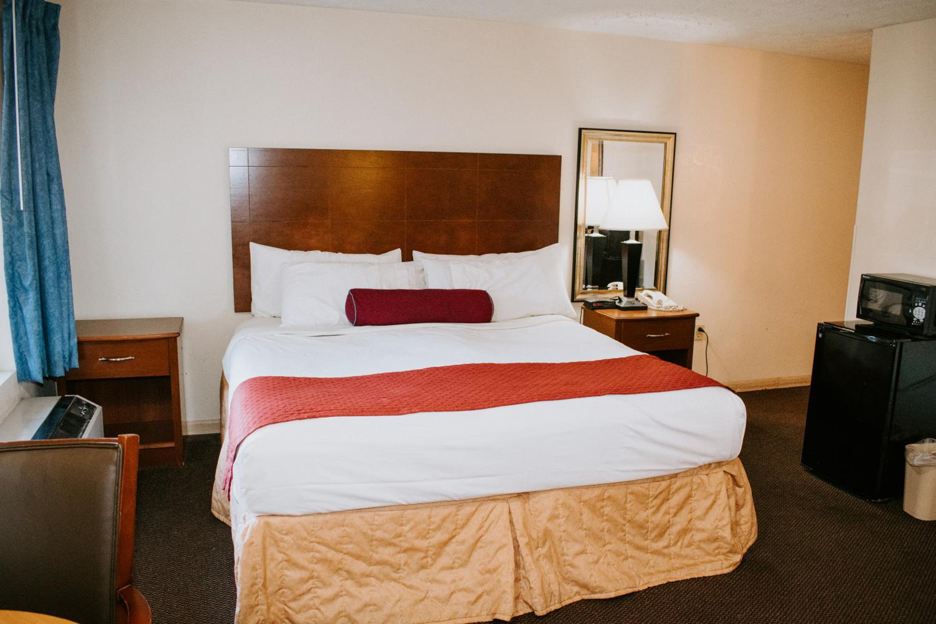 Deluxe King Room - Non-Smoking - Photo 3