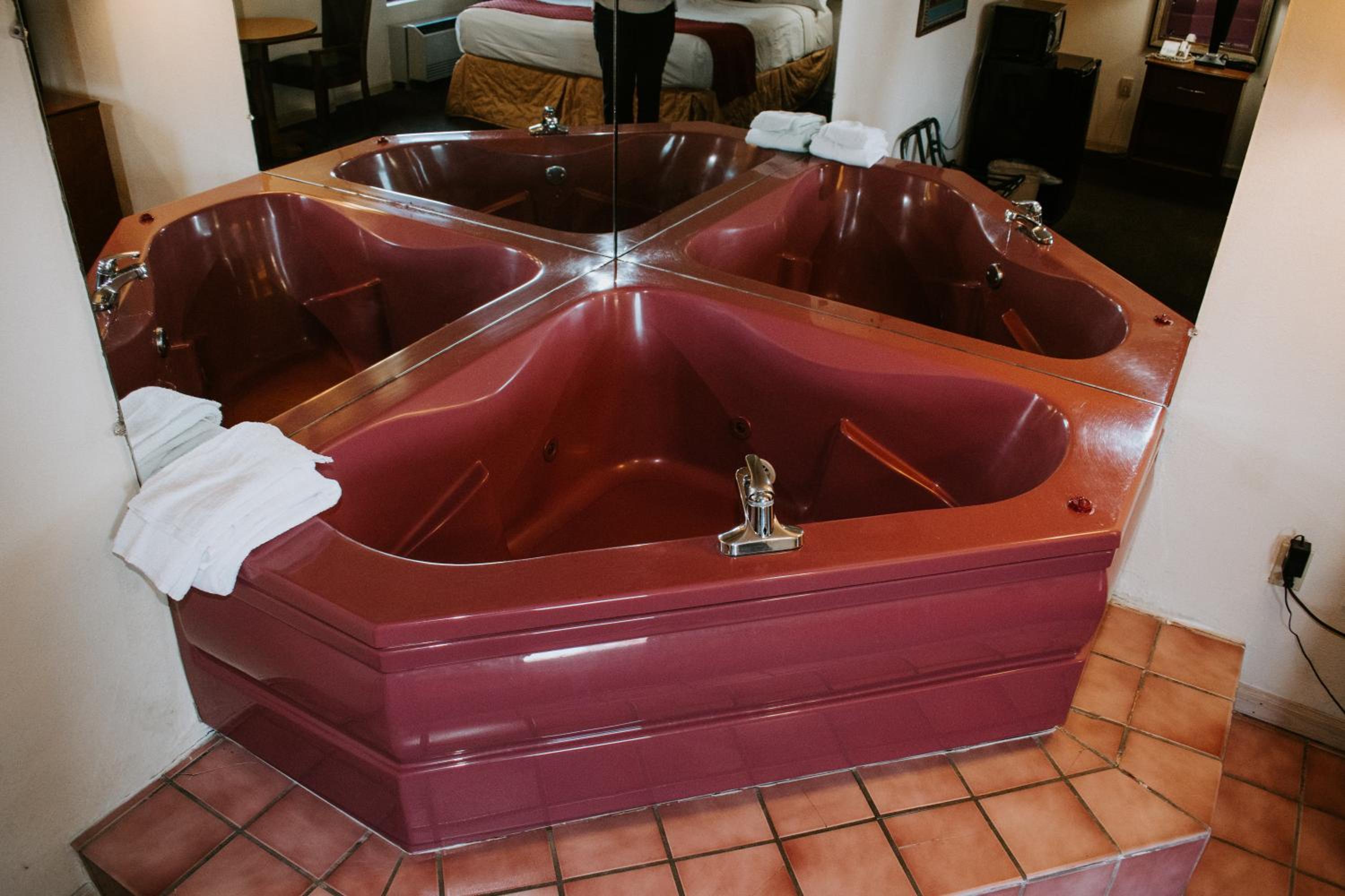 Deluxe King Room - Non-Smoking - Photo 5