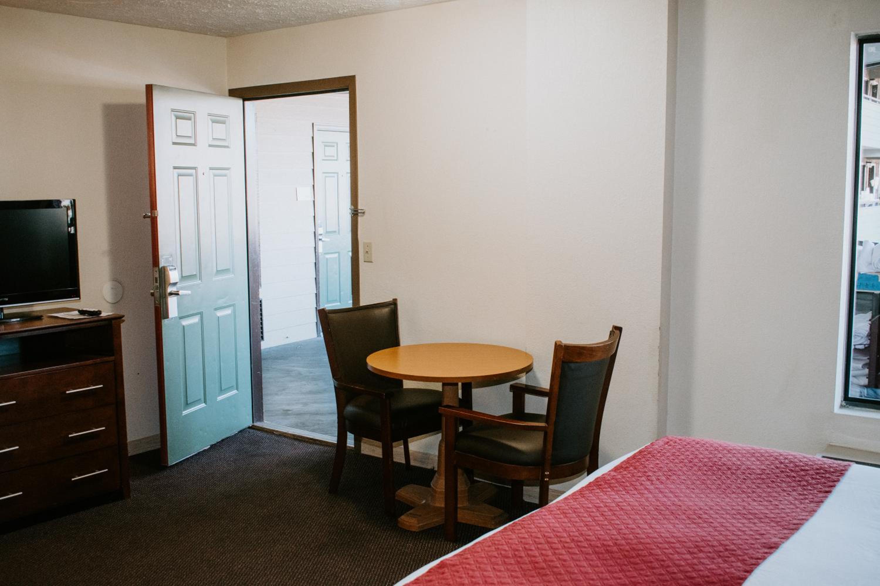 Deluxe King Room - Non-Smoking - Photo 4