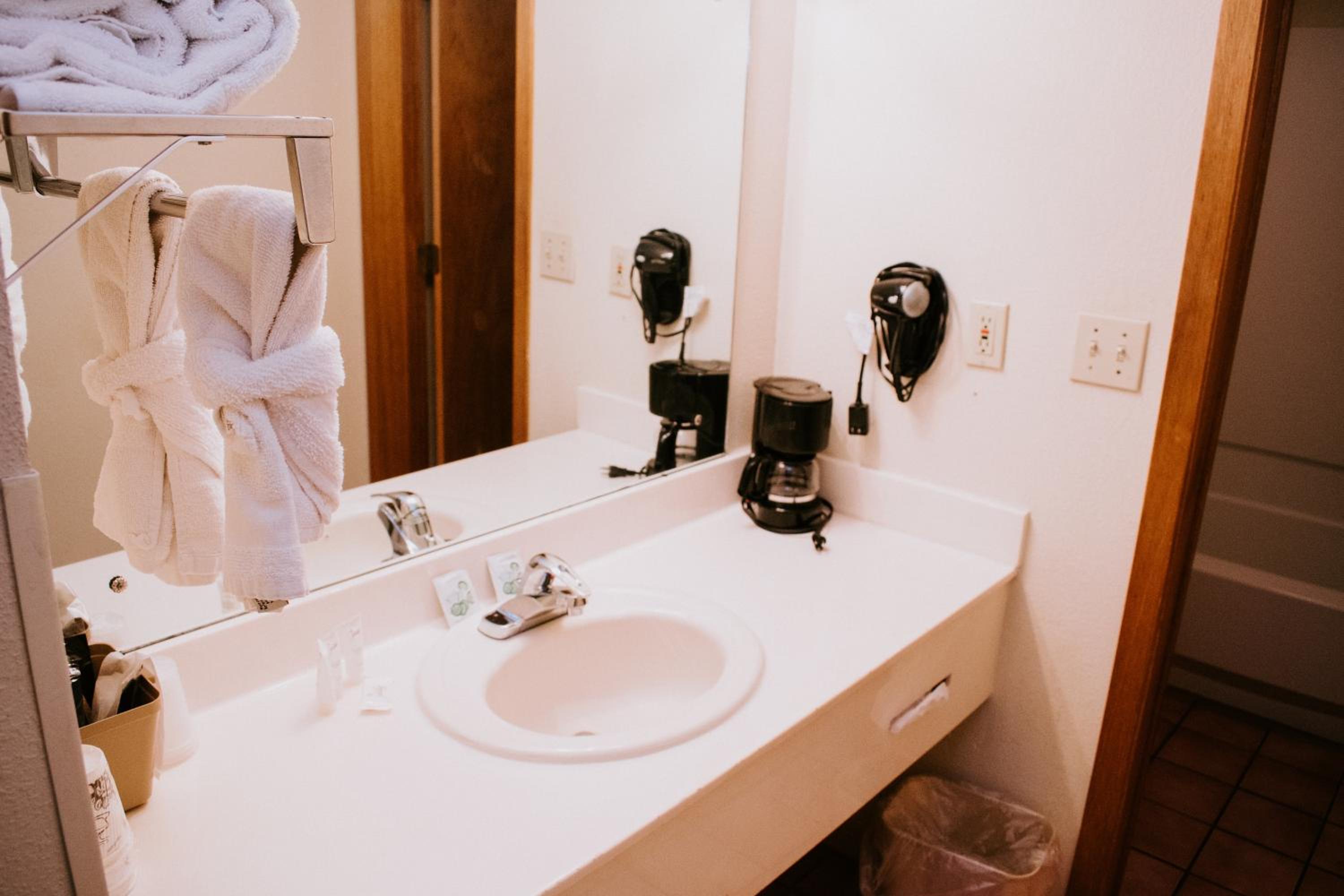 Deluxe King Room - Non-Smoking - Photo 2