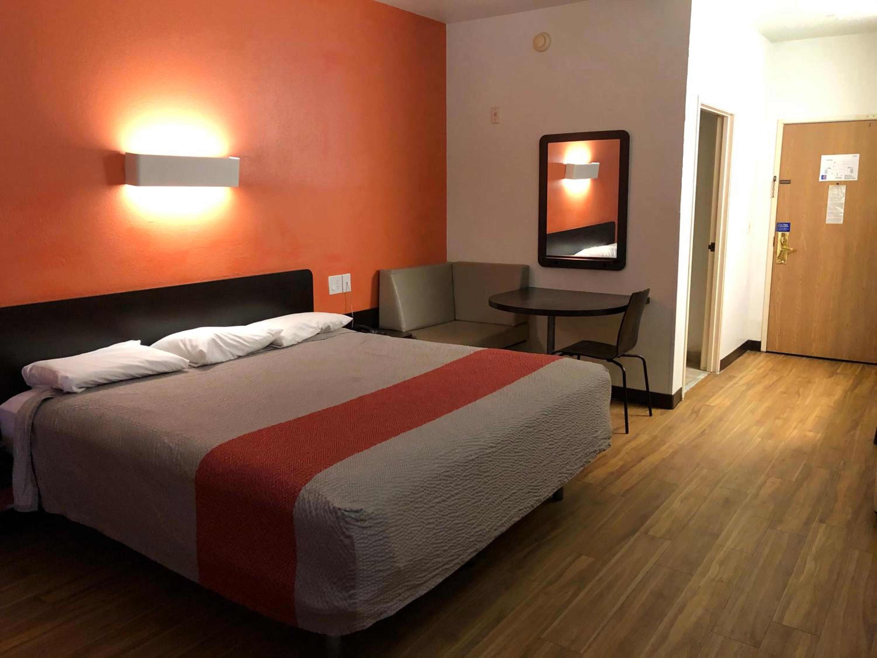 Deluxe King Room - Non-Smoking - Photo 6