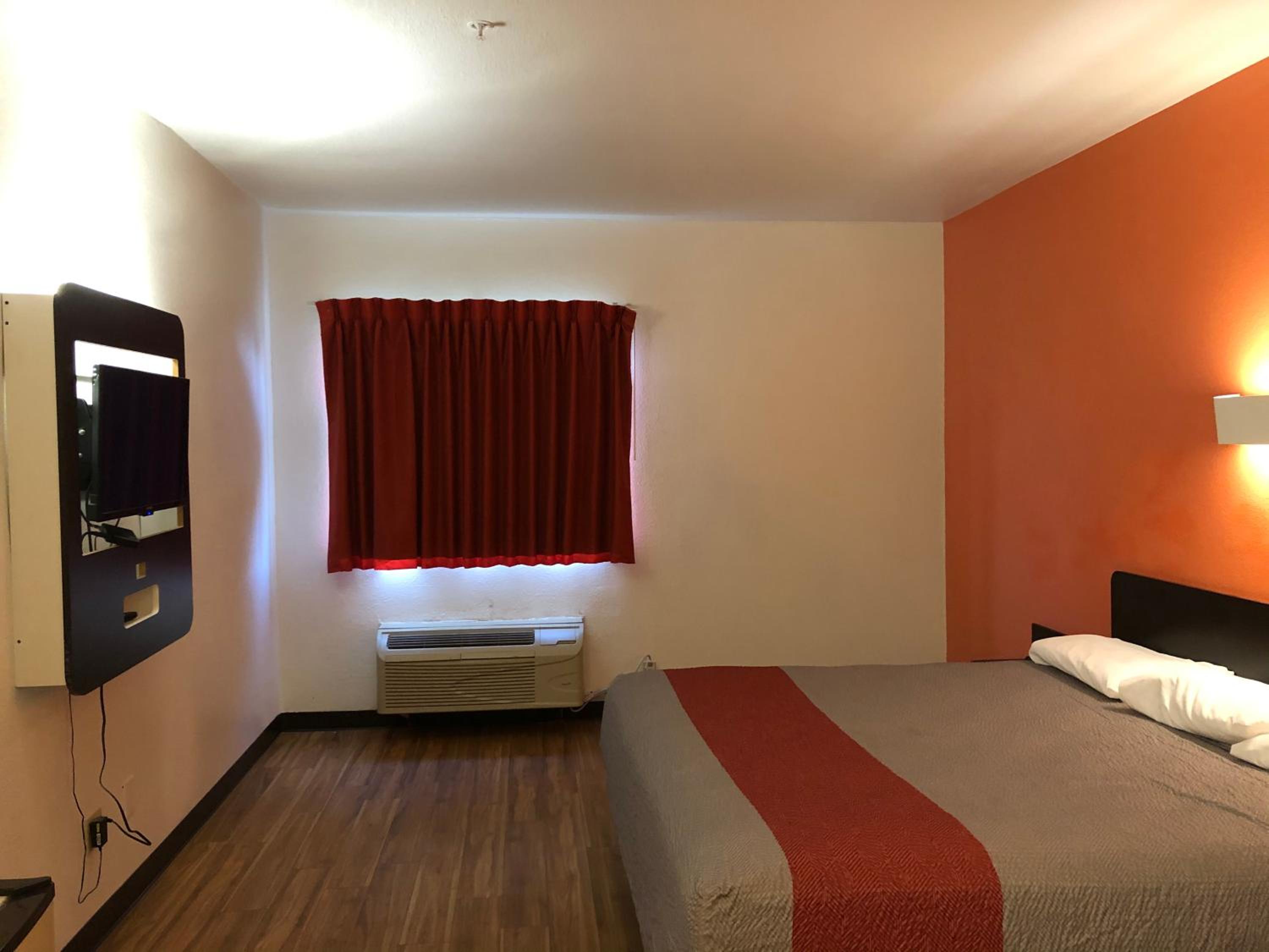 Deluxe King Room - Non-Smoking - Photo 9