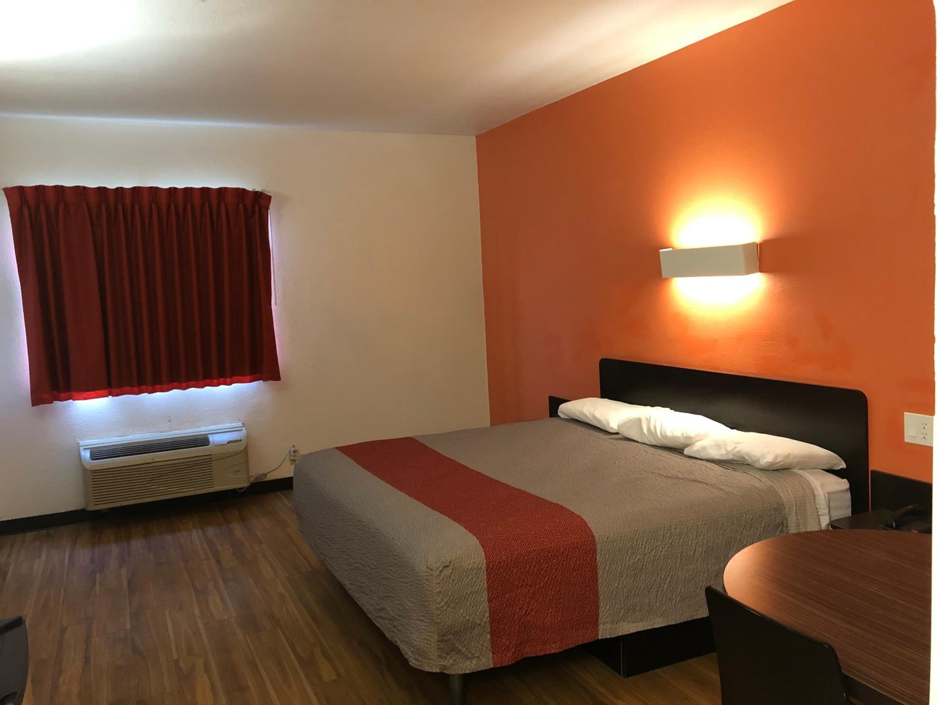 Deluxe King Room - Non-Smoking - Photo 10