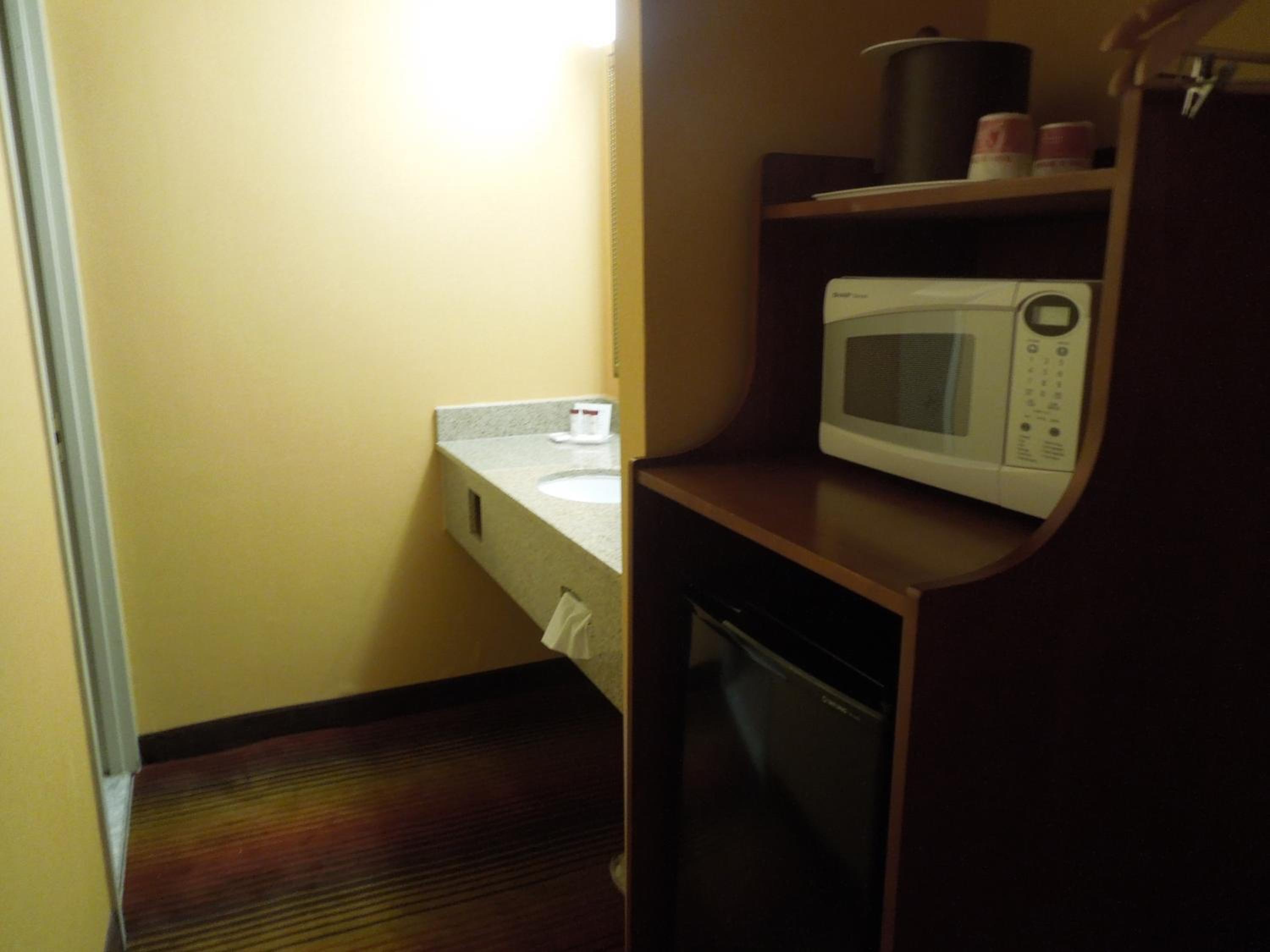 Queen Studio Suite - Non-Smoking - Photo 3