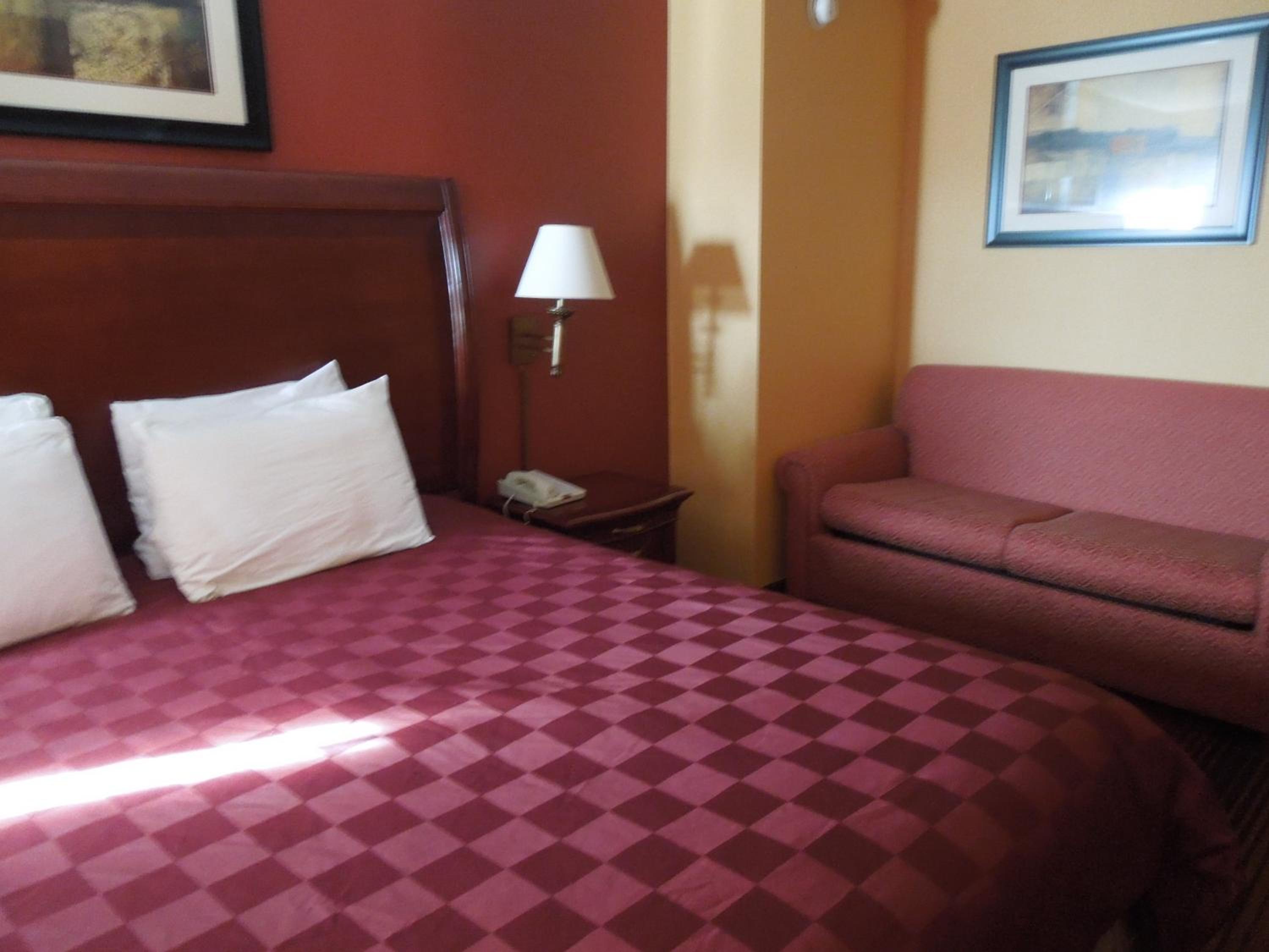Queen Studio Suite - Non-Smoking - Photo 5