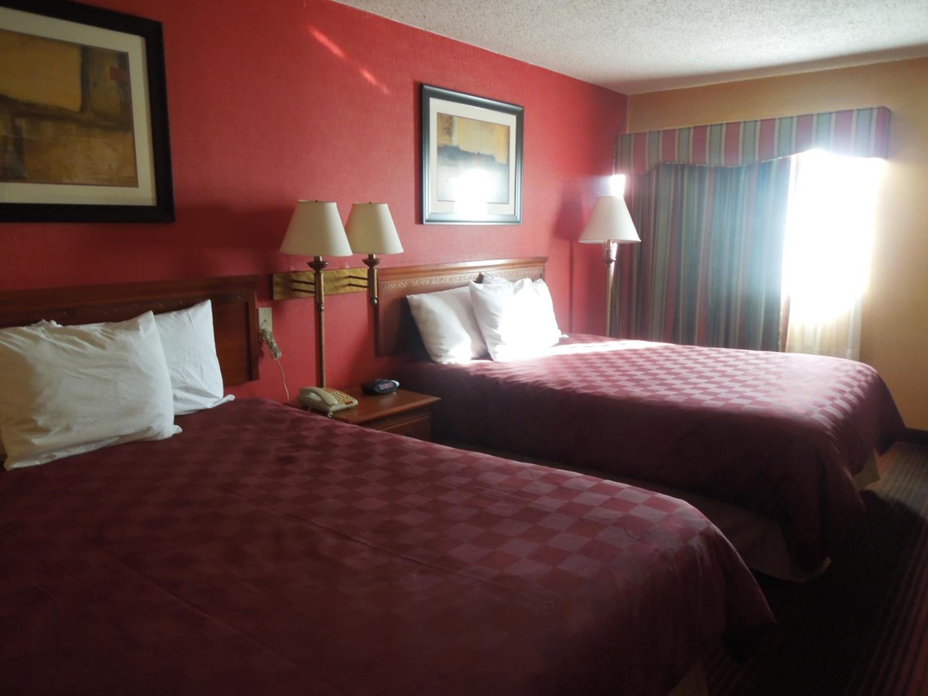 Queen Room with Two Queen Beds - Non-Smoking - Photo 4