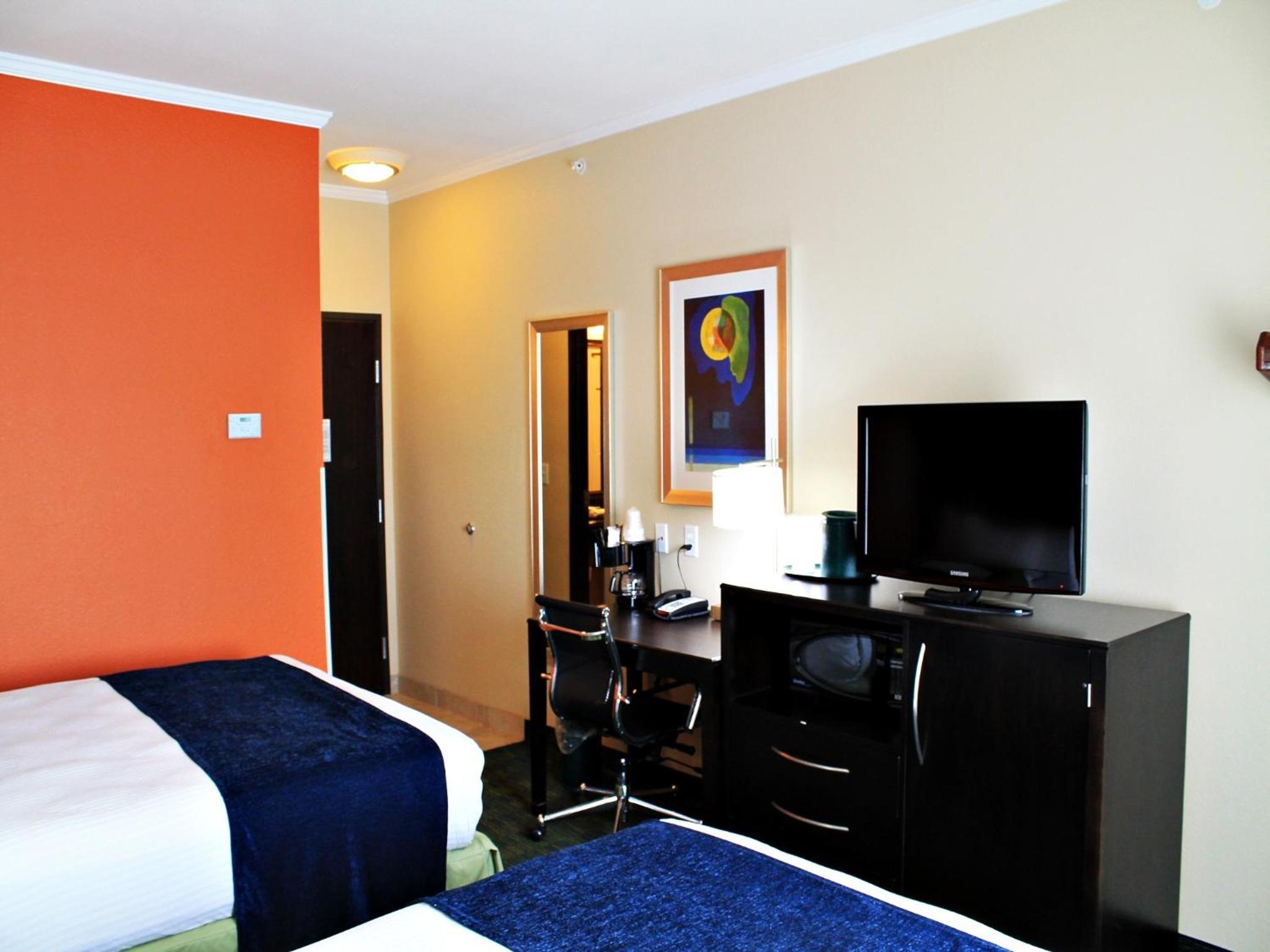 Queen Room with Two Queen Beds - Photo 10