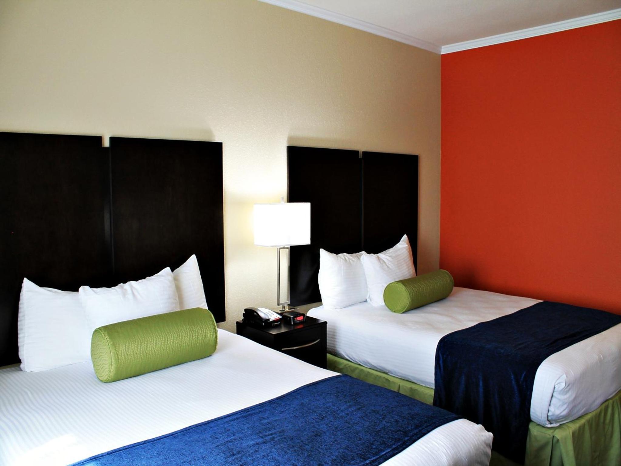 Queen Room with Two Queen Beds - Photo 3