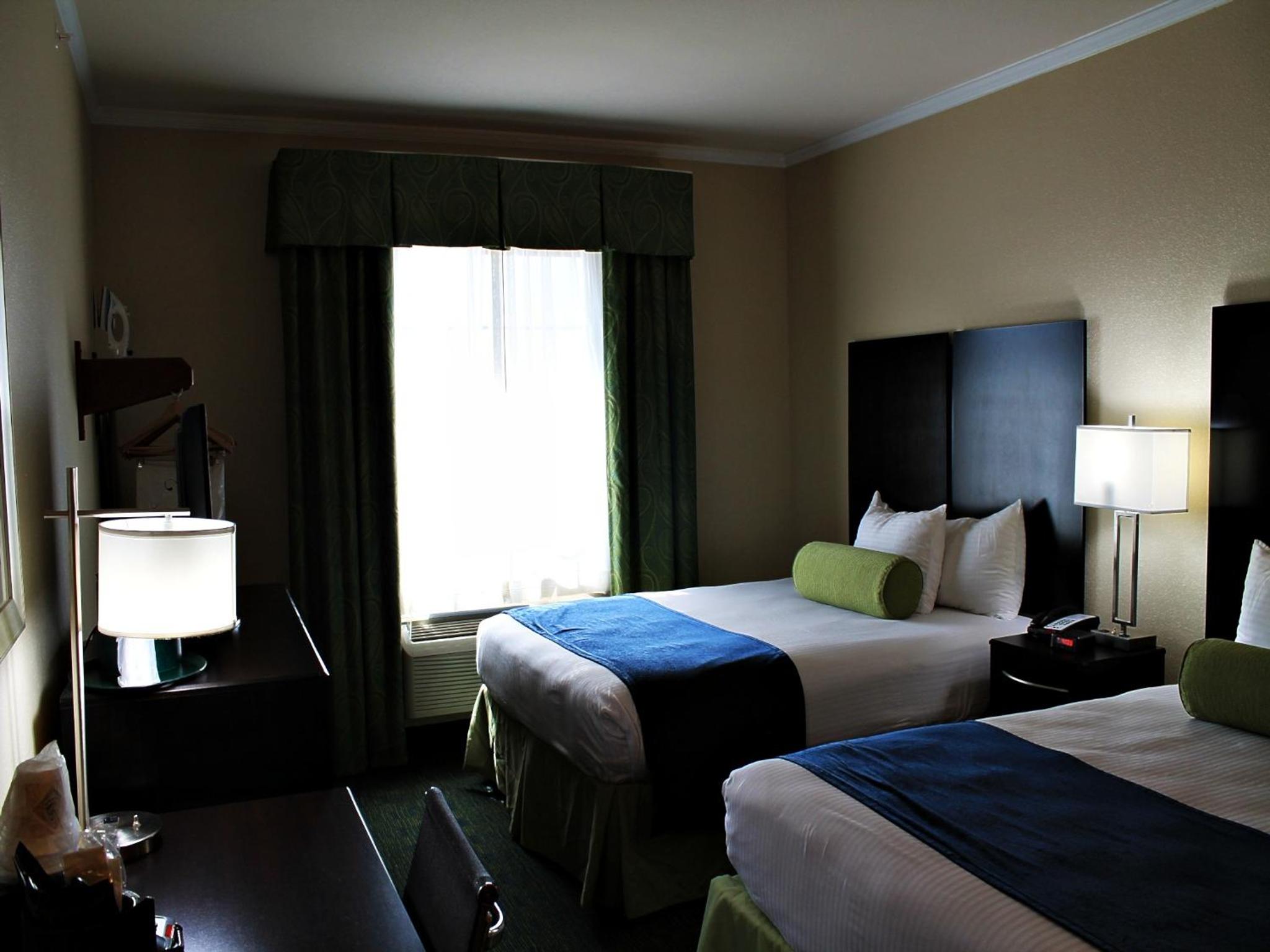 Queen Room with Two Queen Beds - Photo 8