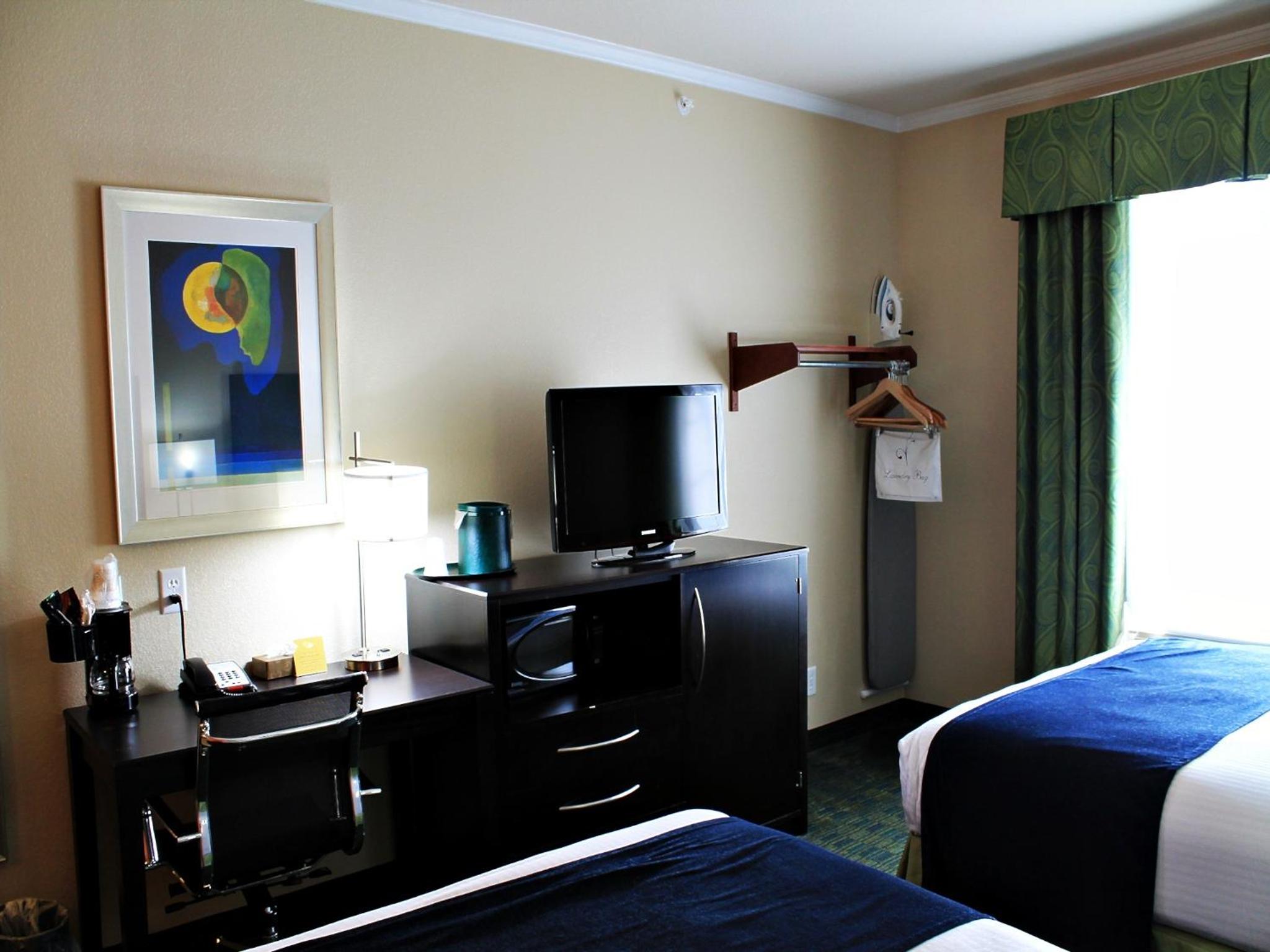Queen Room with Two Queen Beds - Photo 1