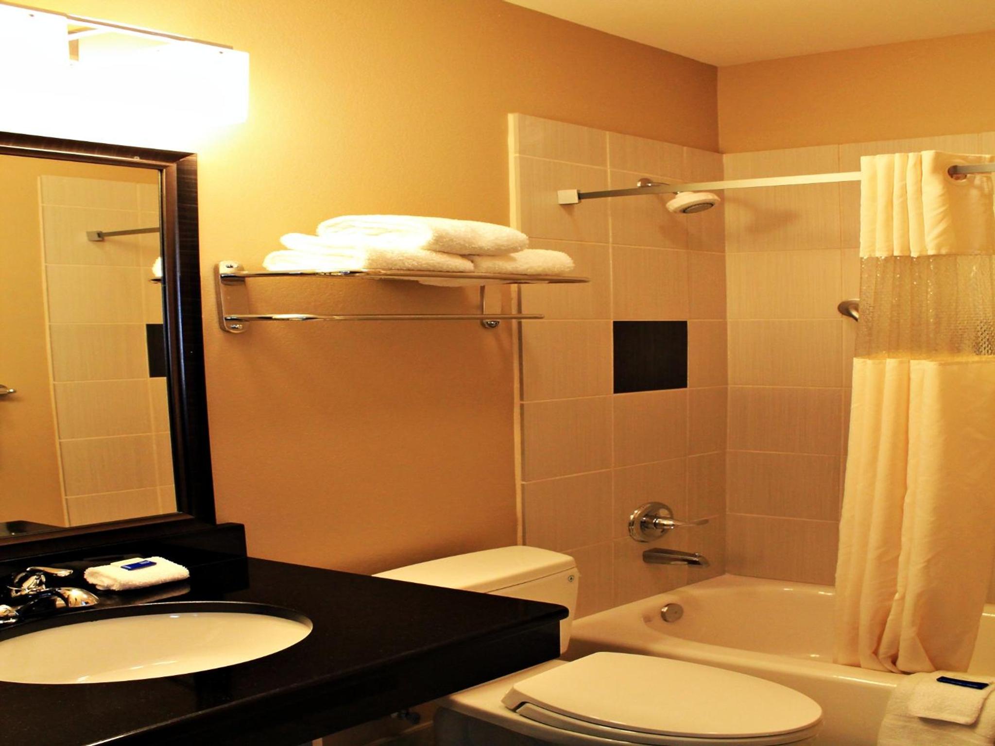 Queen Room with Two Queen Beds - Photo 2