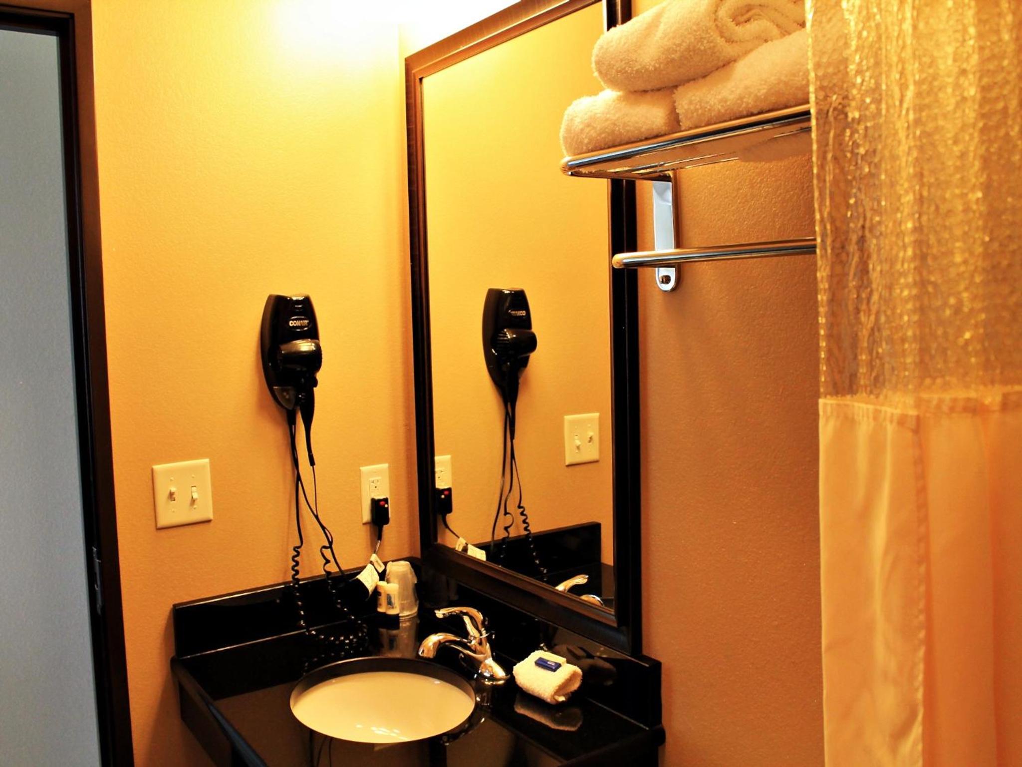 Queen Room with Two Queen Beds - Photo 4
