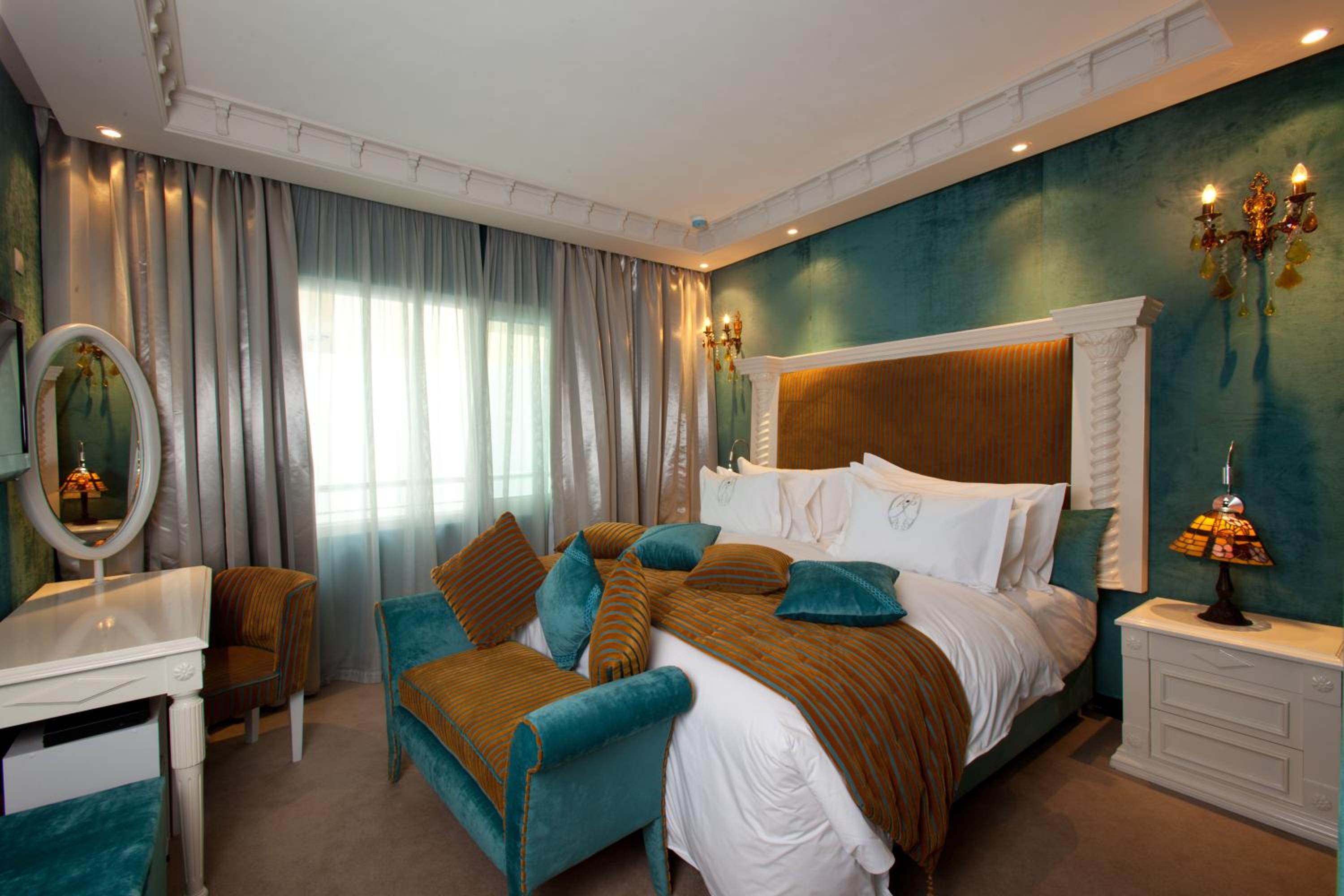 Prestige Suite with Balcony - Photo 8