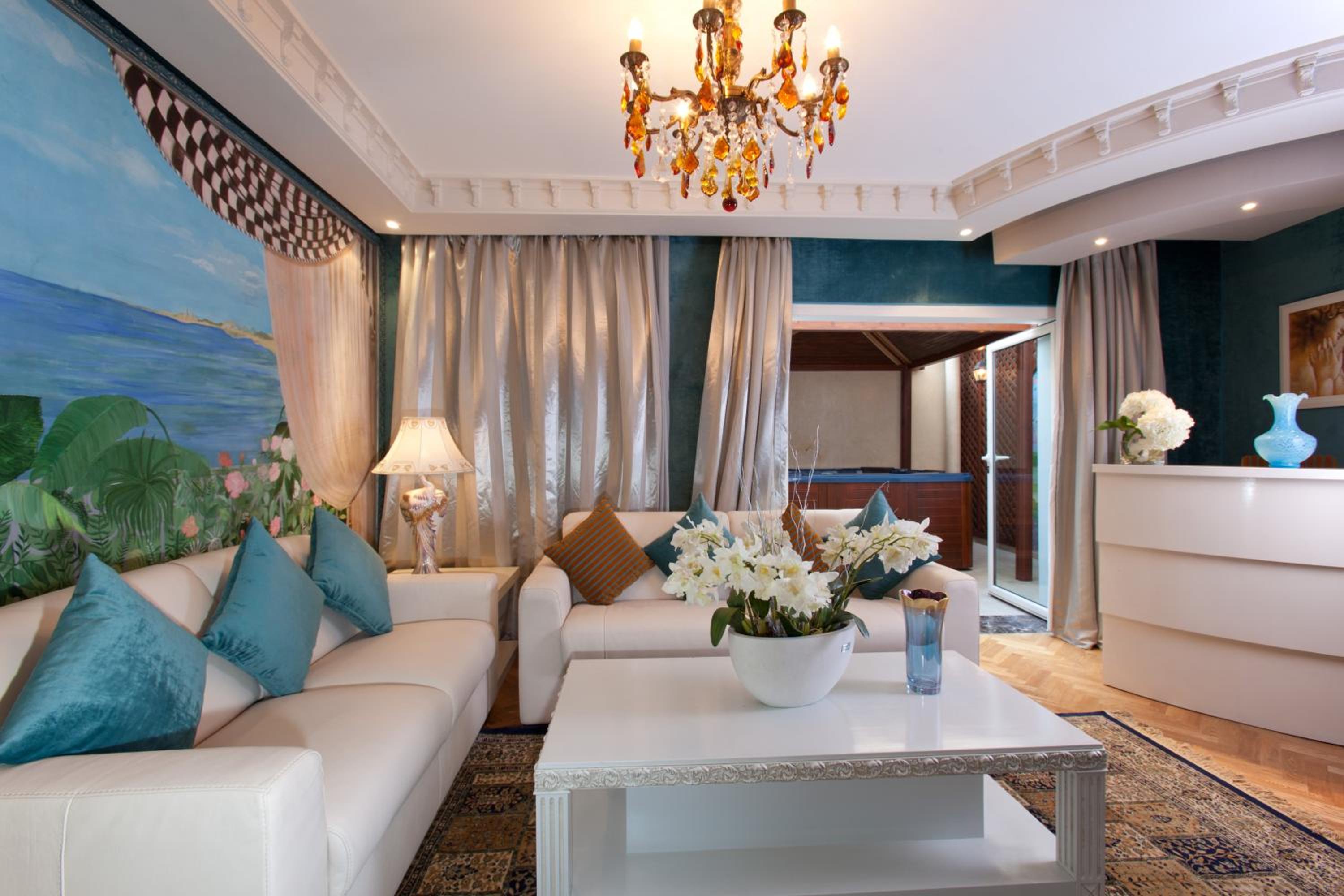 Prestige Suite with Balcony - Photo 9
