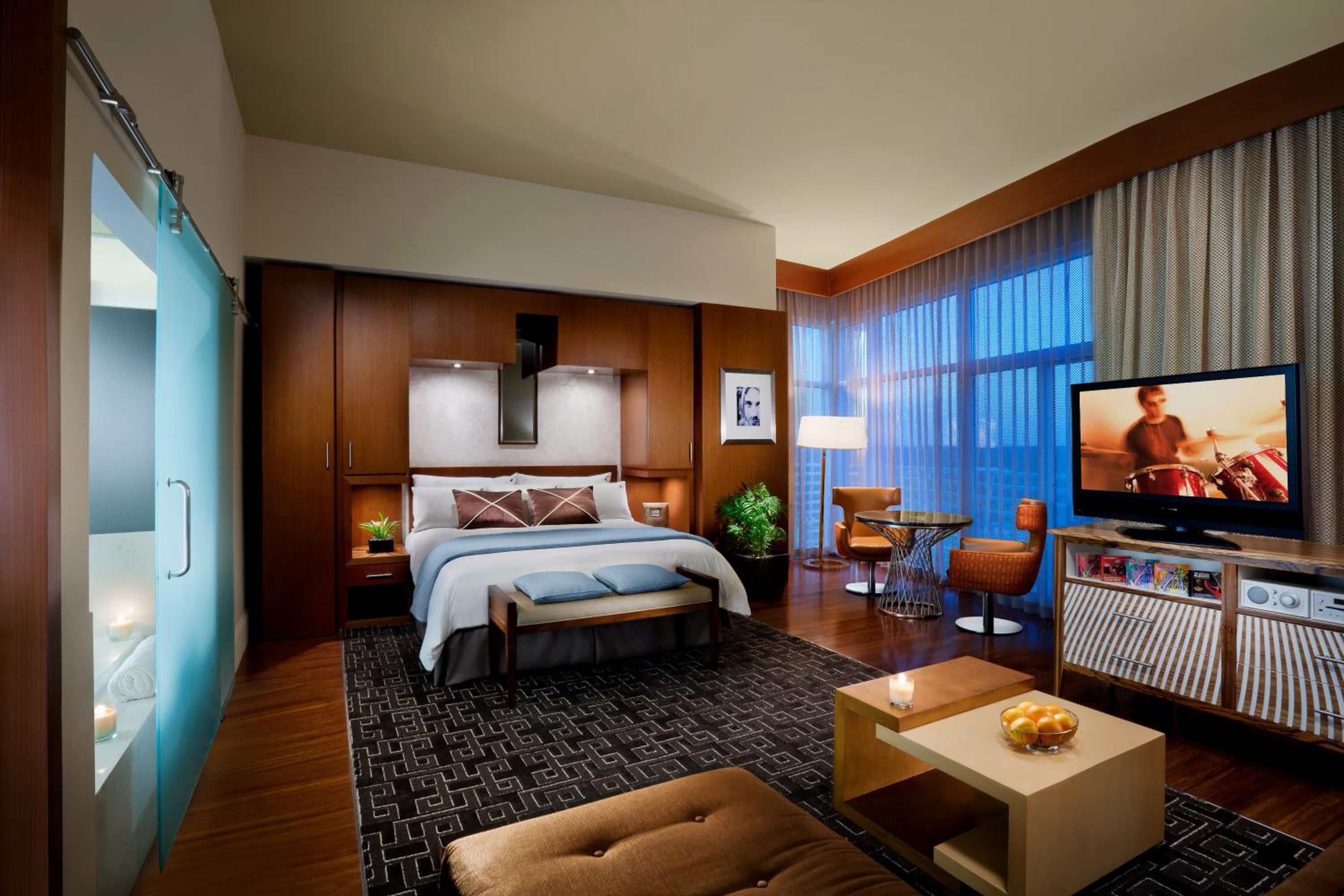 West Tower Luxury King with Pool View - Non-Smoking - Photo 1