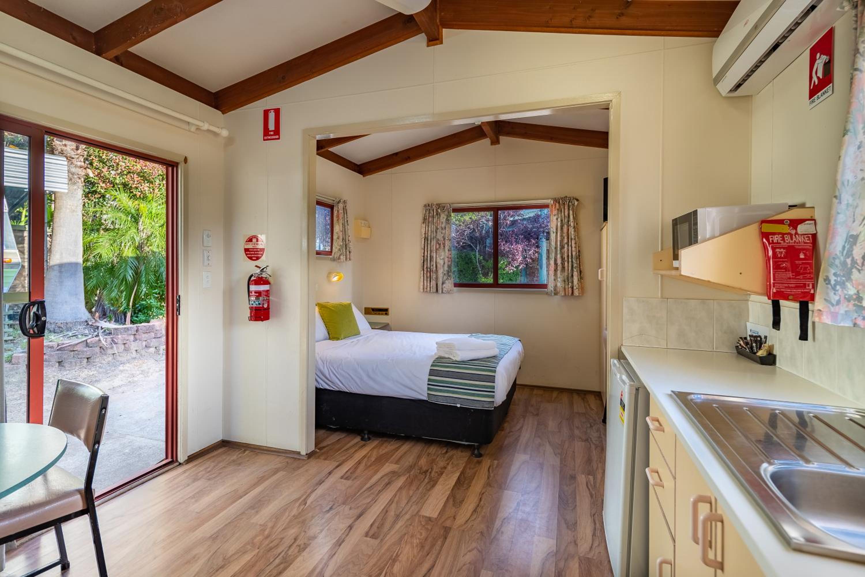 1 Bedroom Kookaburra Cabin photo 2