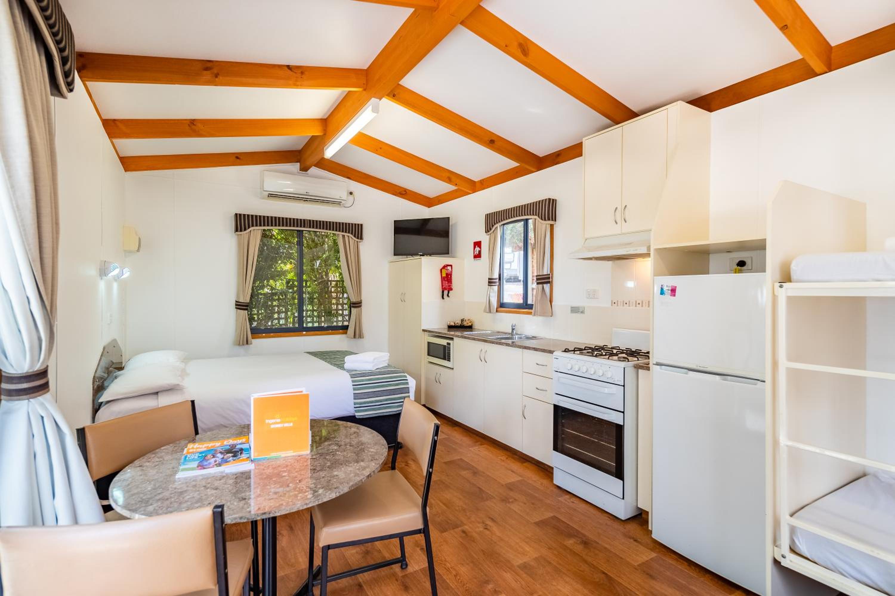 1 Bedroom Wren Cabin (Private External Bathroom) photo 3