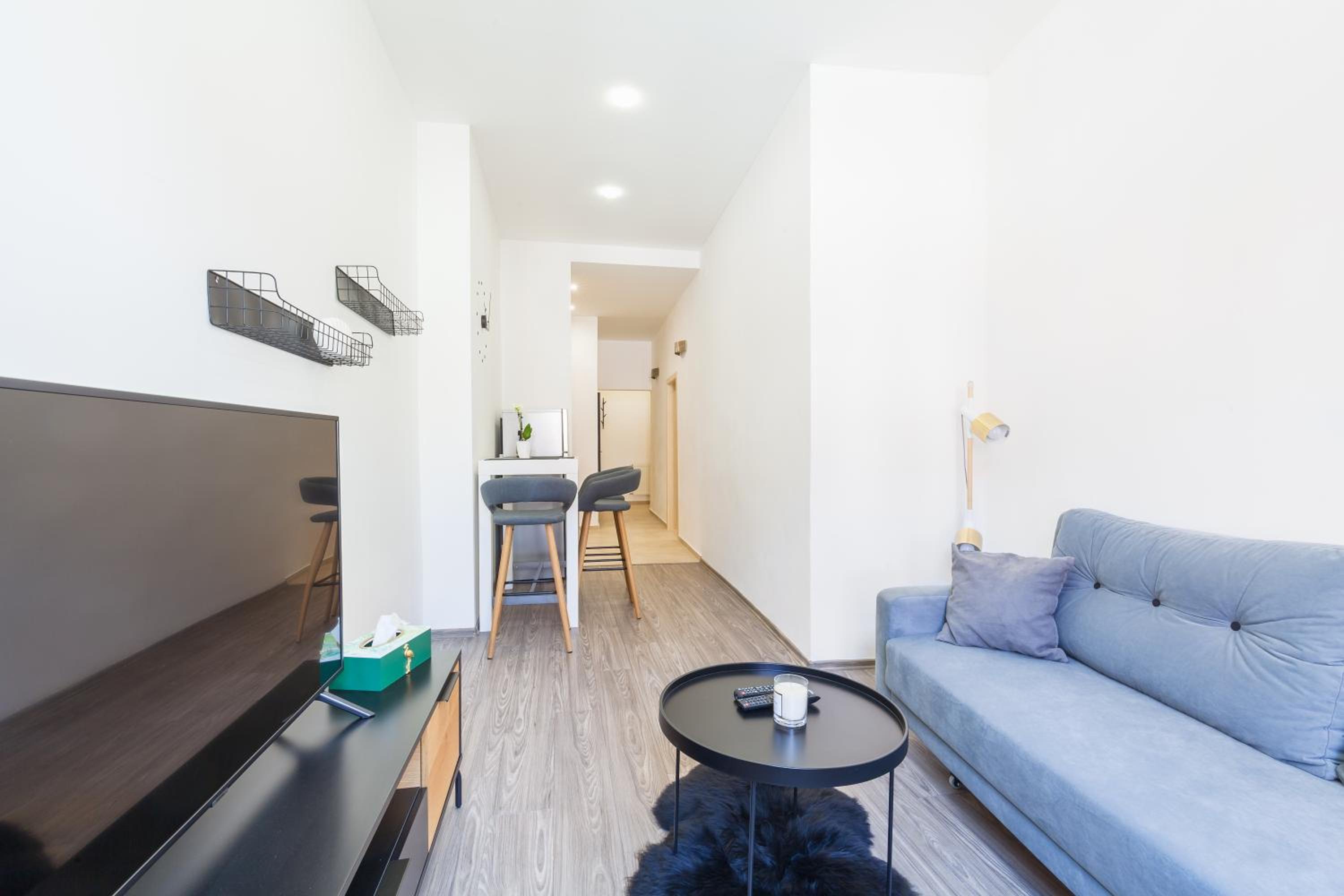Apartment with Shower - Photo 5