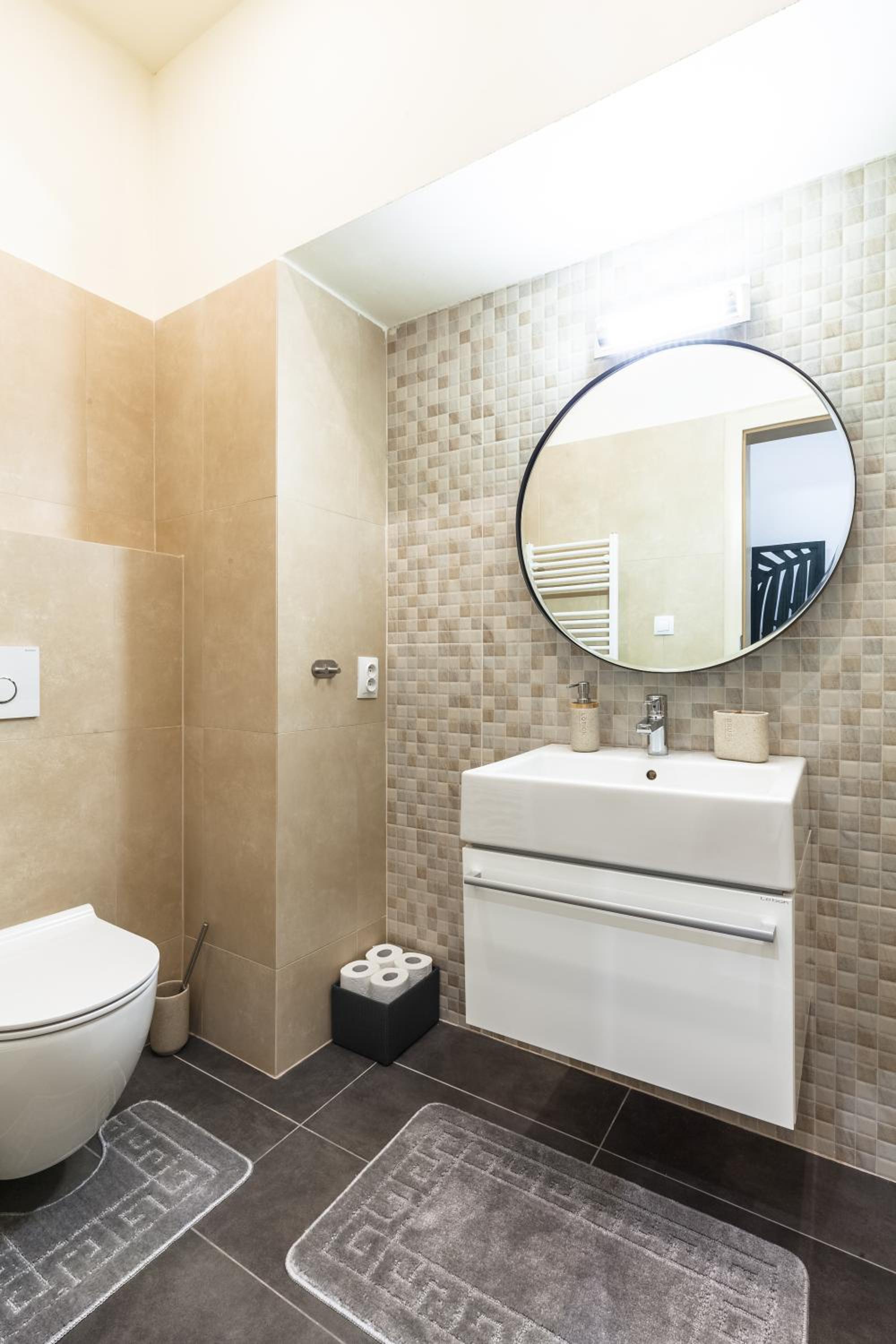 Apartment with Shower - Photo 3