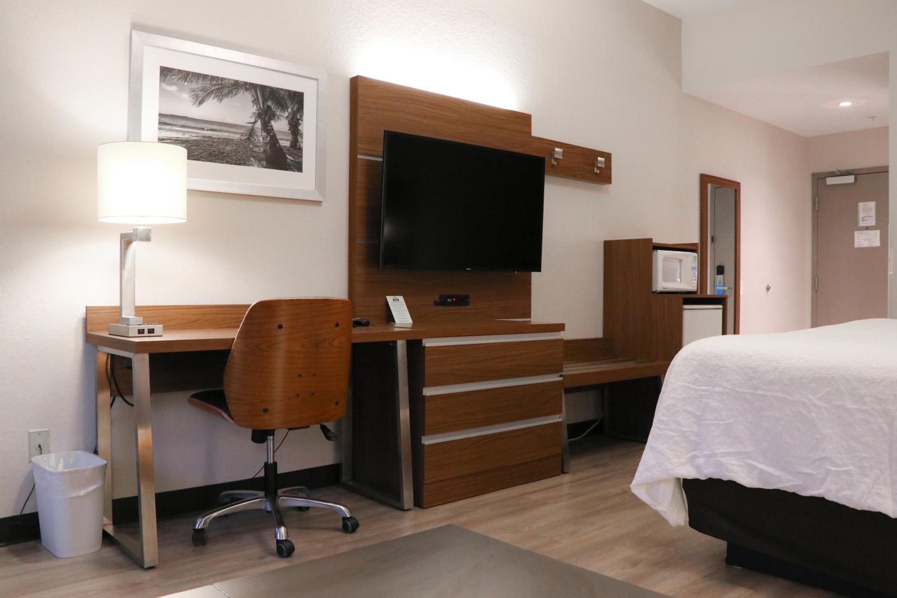 King Room - Non-Smoking - Photo 4