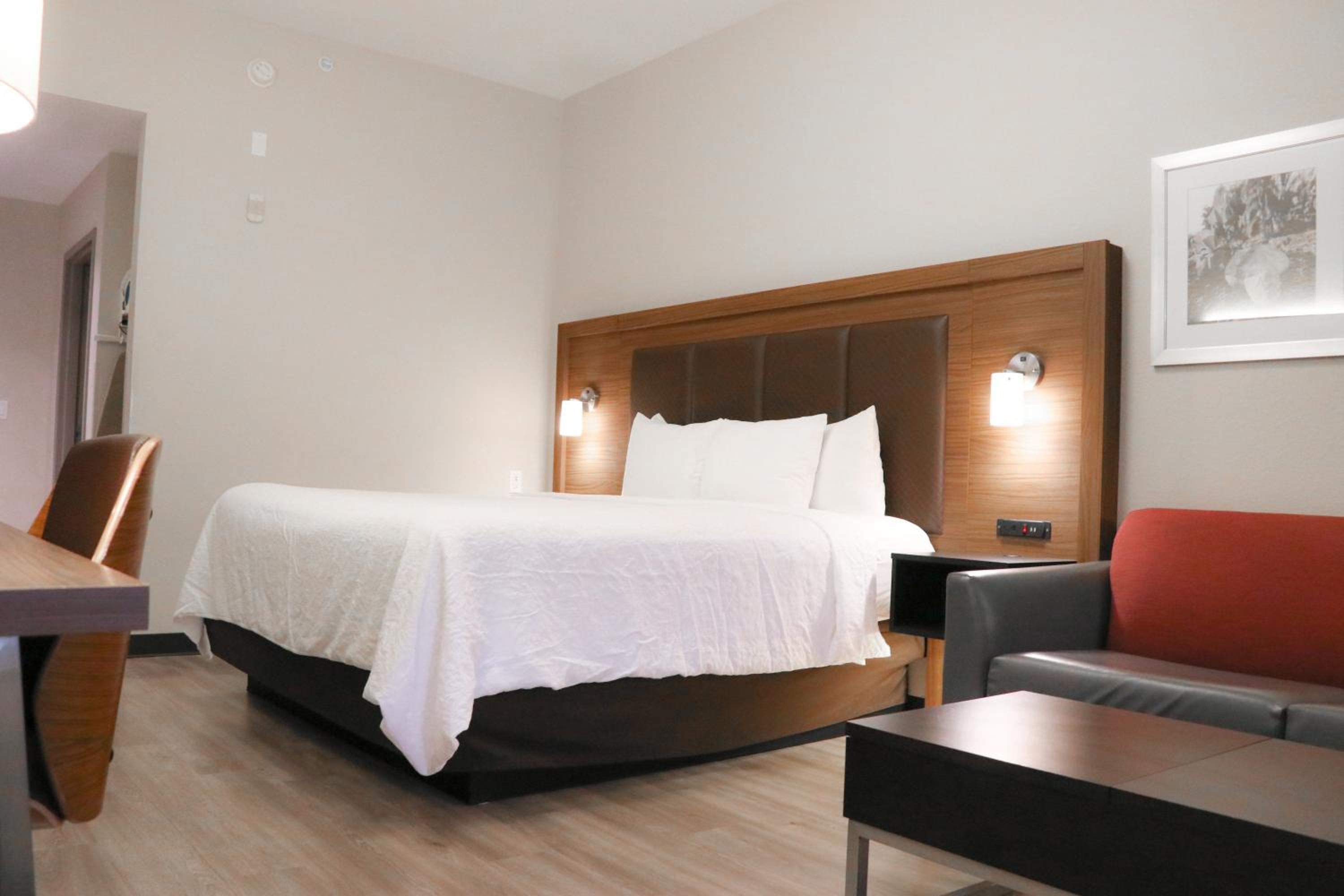 King Room - Non-Smoking - Photo 5