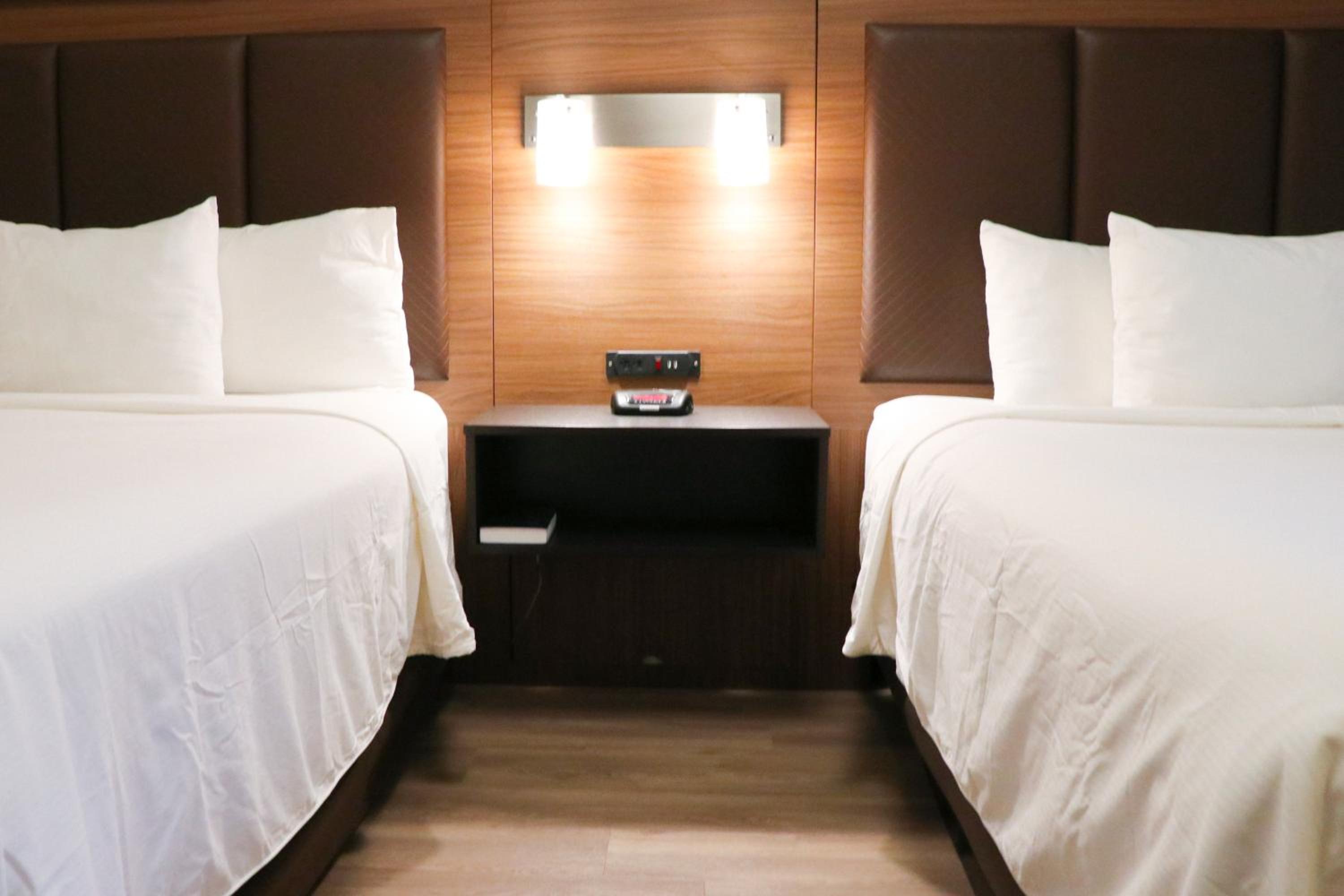Queen Room with Two Queen Beds - Non-Smoking - Photo 2