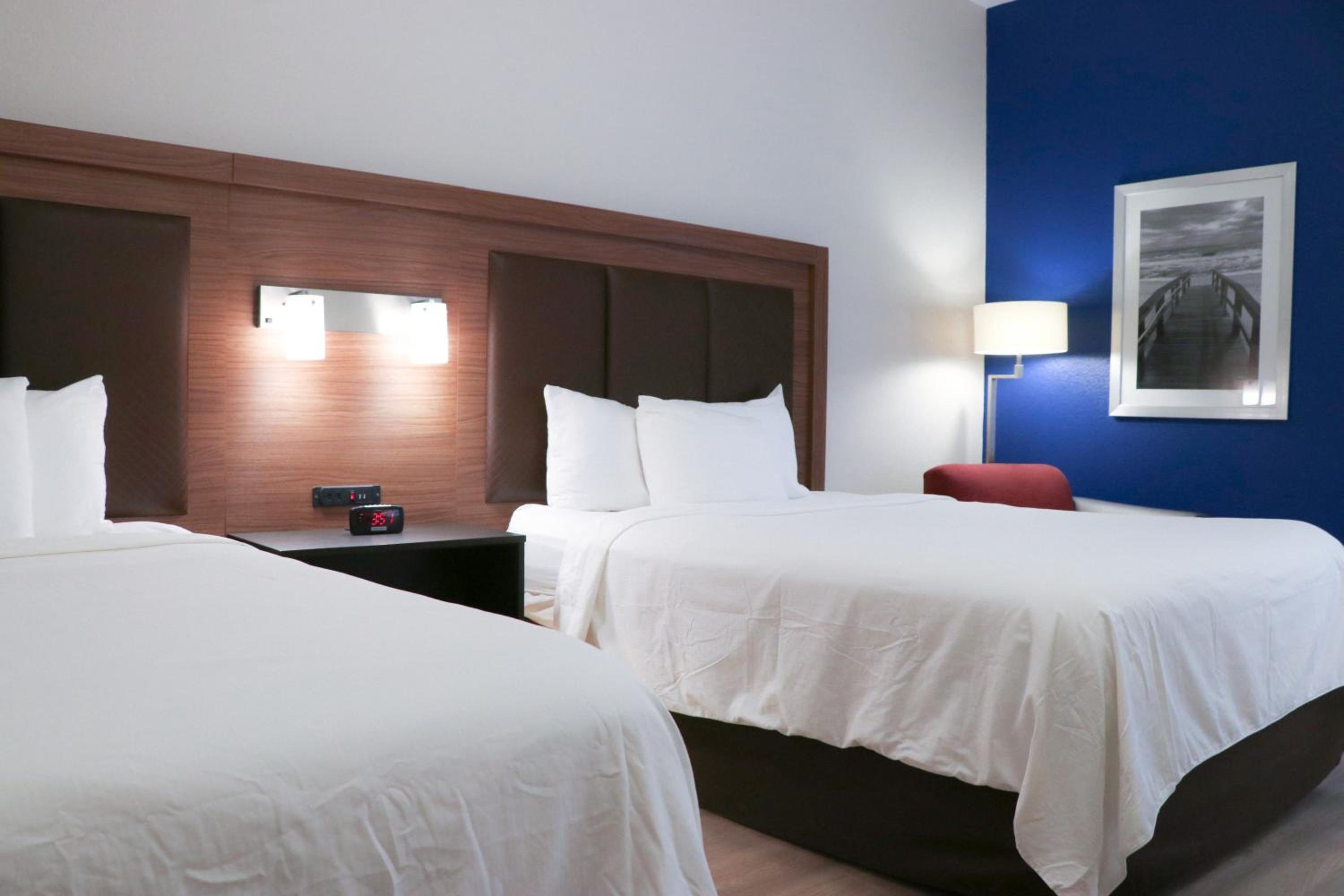 Queen Room with Two Queen Beds - Non-Smoking - Photo 1