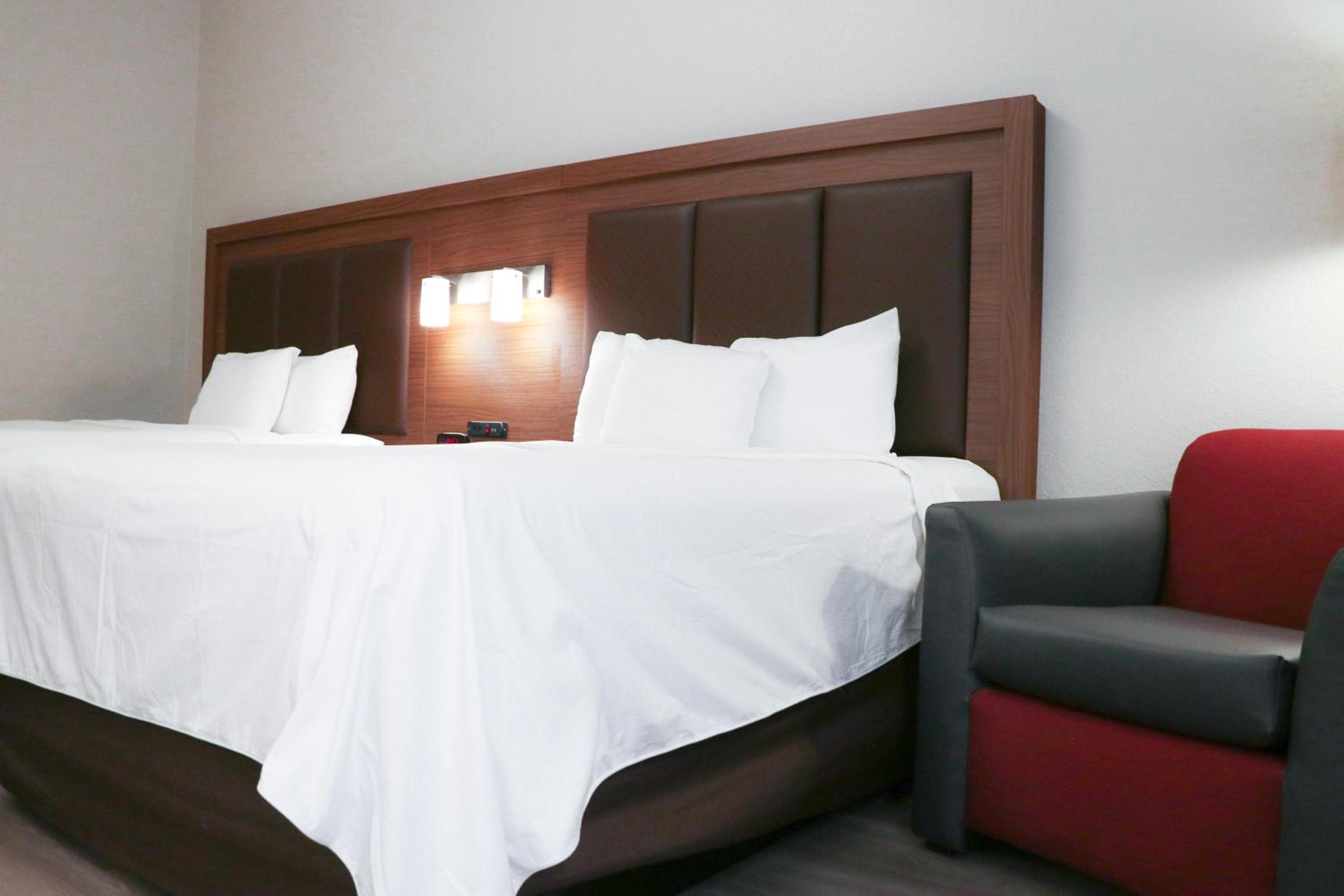 Queen Room with Two Queen Beds - Non-Smoking - Photo 4