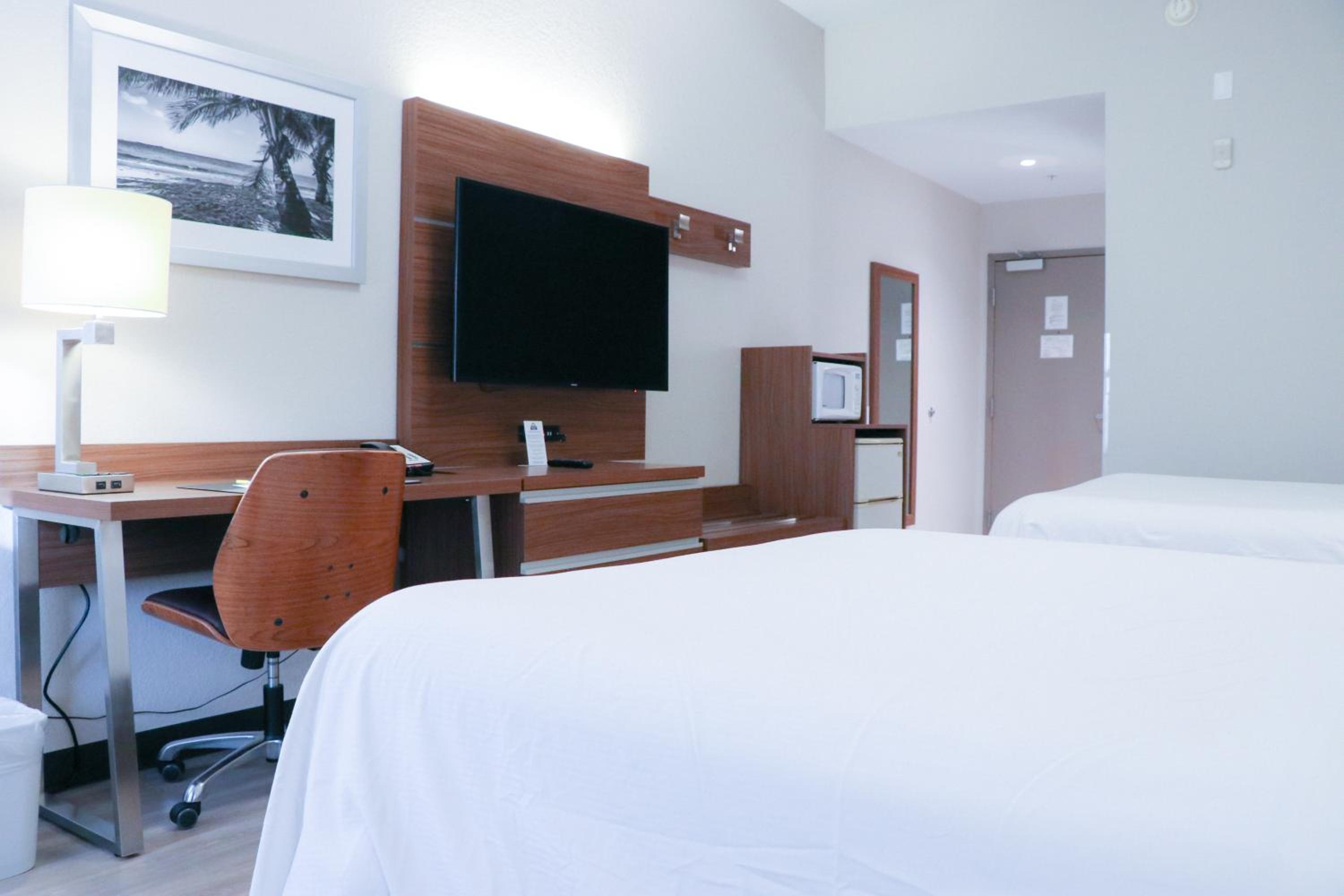 Queen Room with Two Queen Beds - Non-Smoking - Photo 3