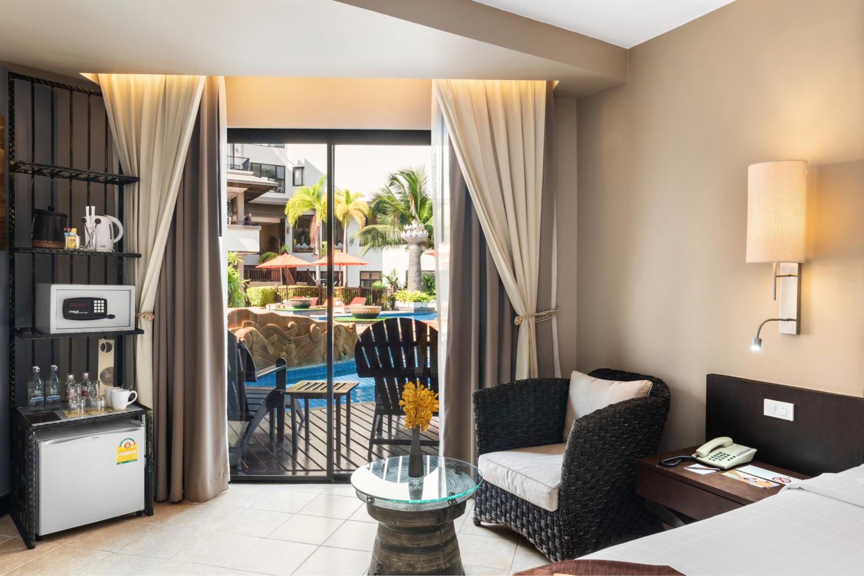 Deluxe Double or Twin Room with Pool Access - Photo 11