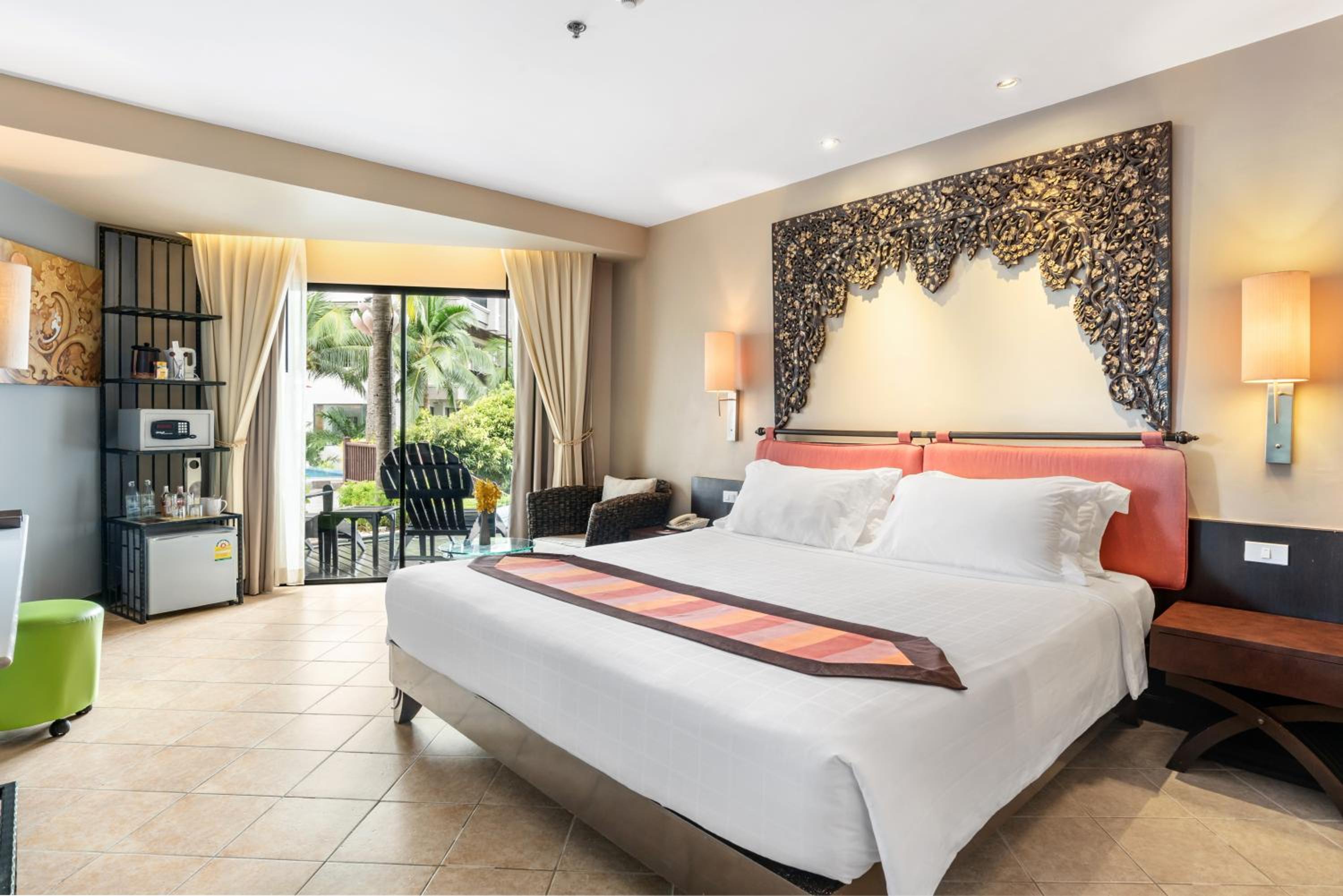Deluxe Double or Twin Room with Pool Access thumbnail 6
