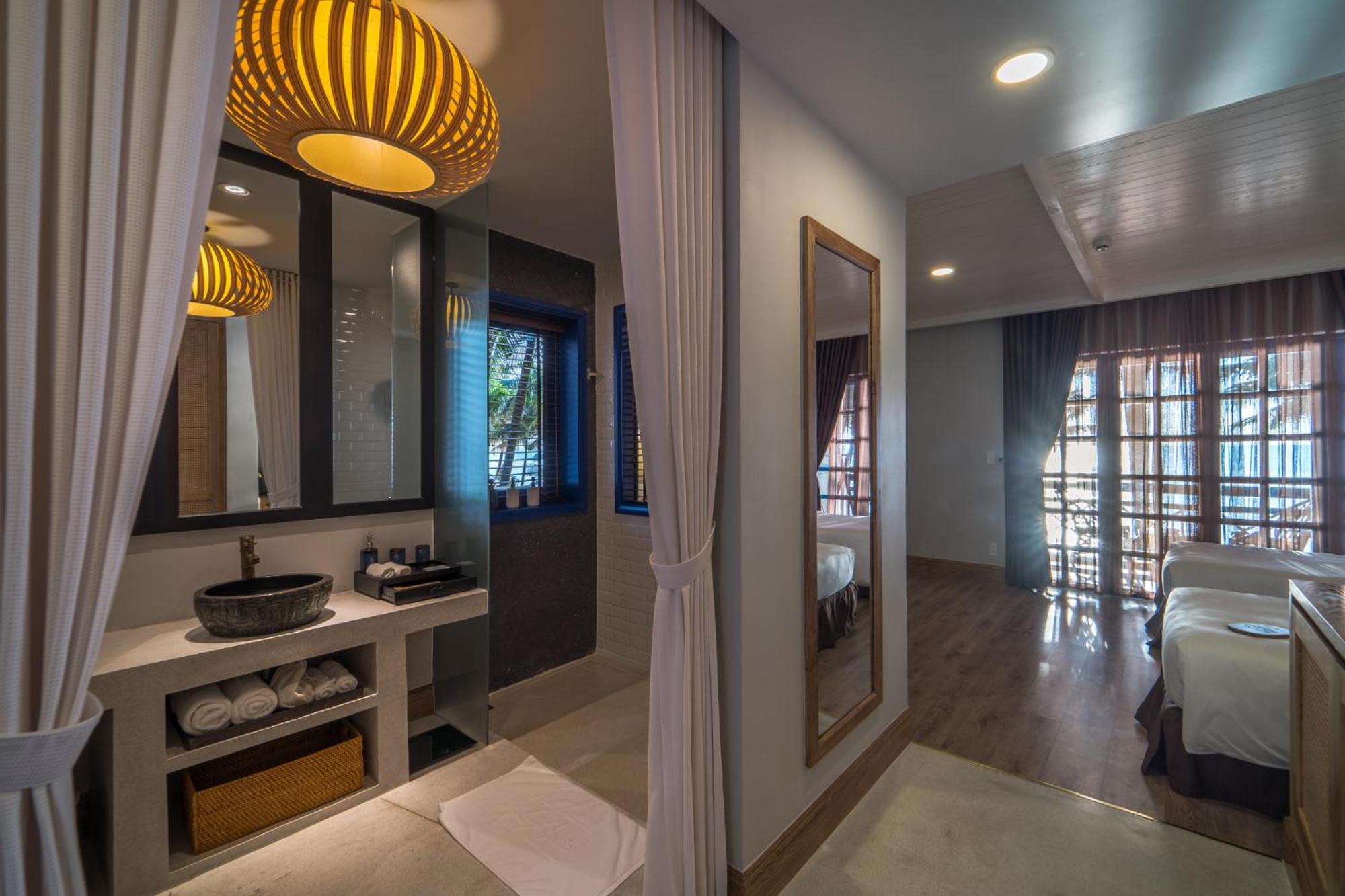 Deluxe Beachfront Twin Bed - Photo 2