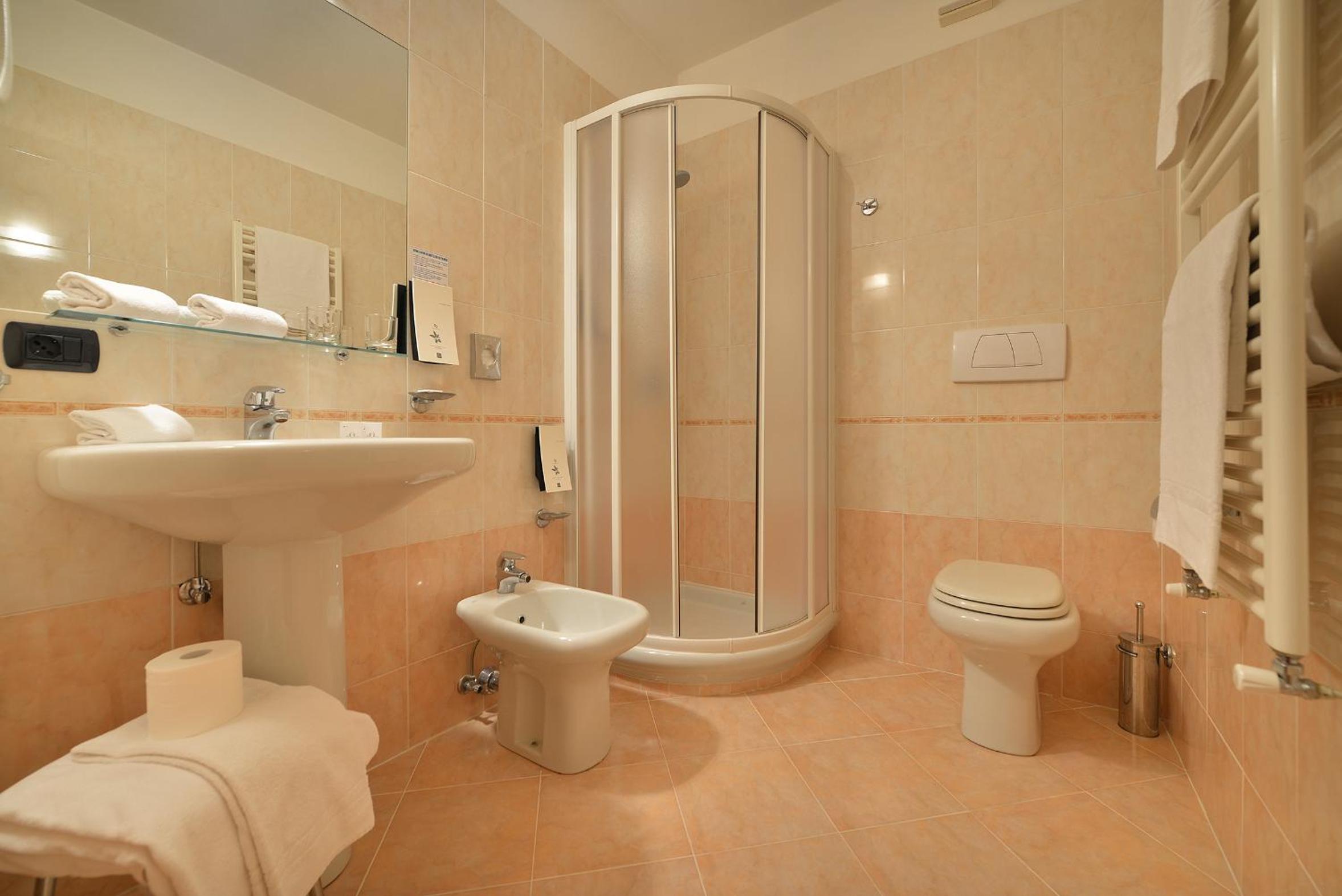 Standard Double or Twin Room - Photo 2