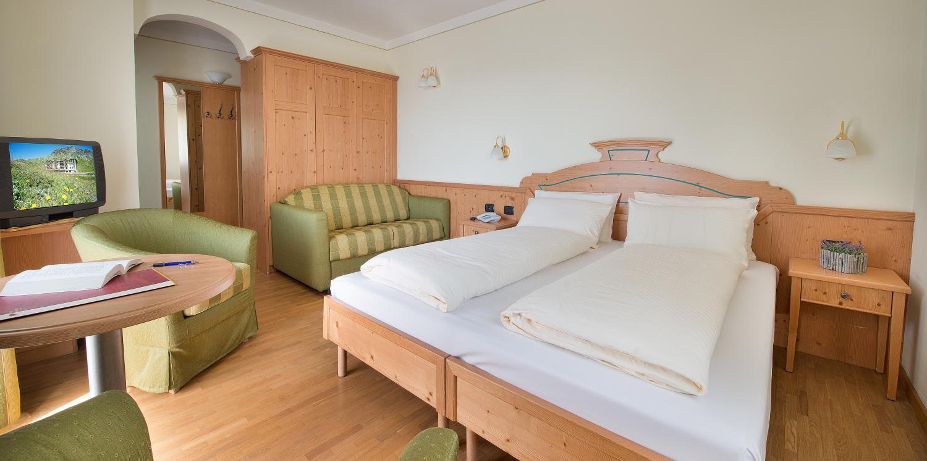 Double or Twin Room with Mountain View - Photo 2