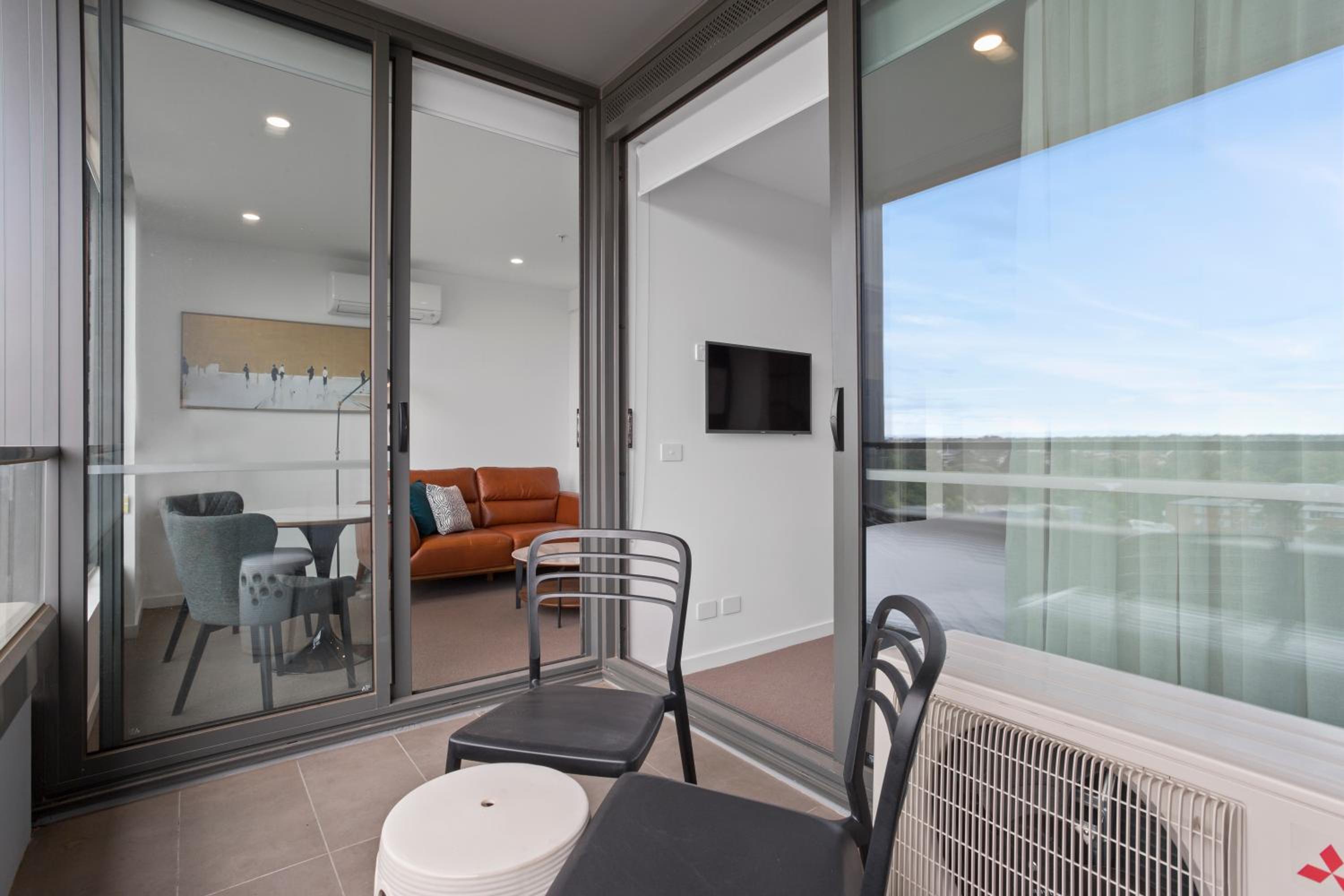 One-Bedroom Apartment with  Queen Bed and Balcony - Photo 3