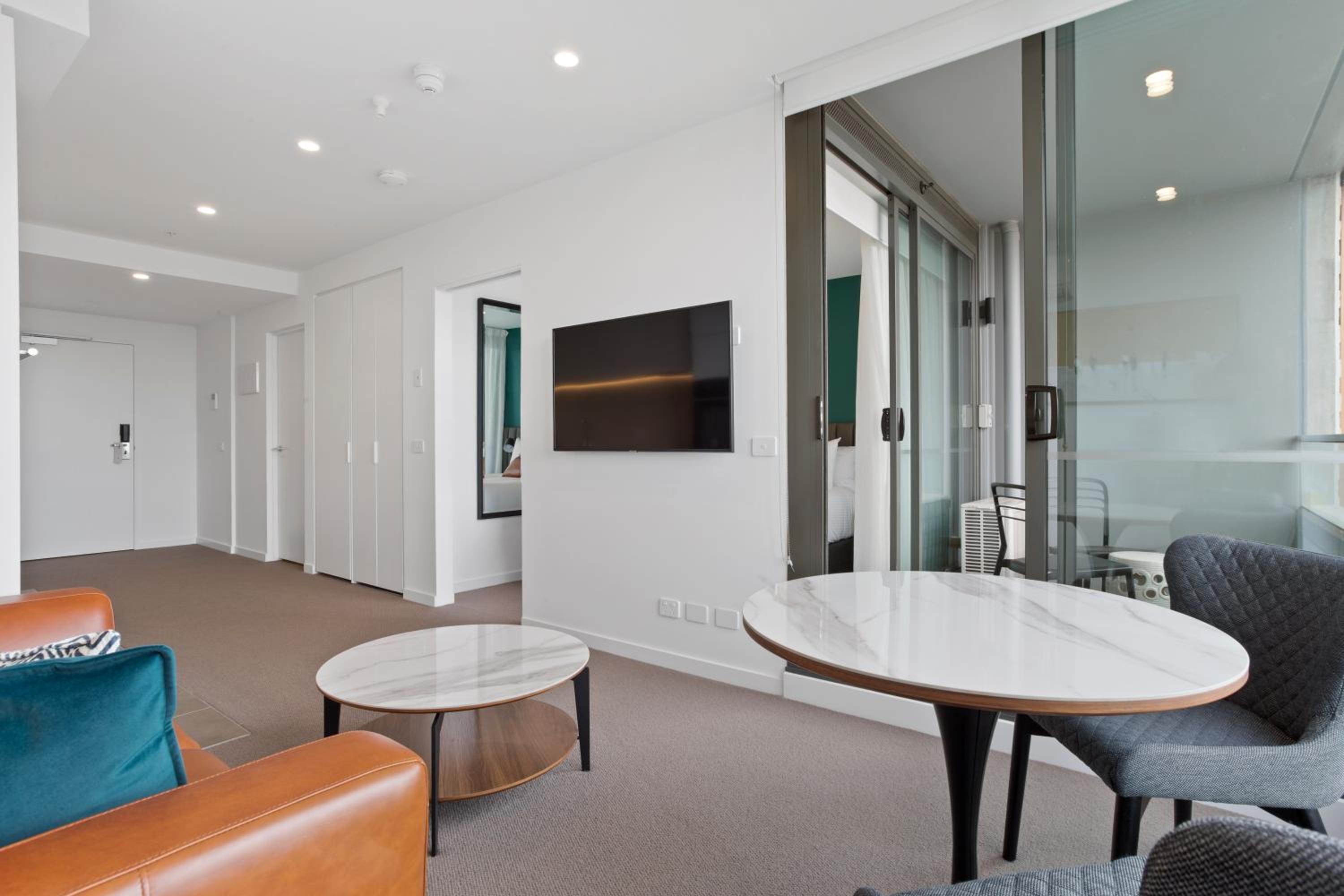 One-Bedroom Apartment with  Queen Bed and Balcony - Photo 2
