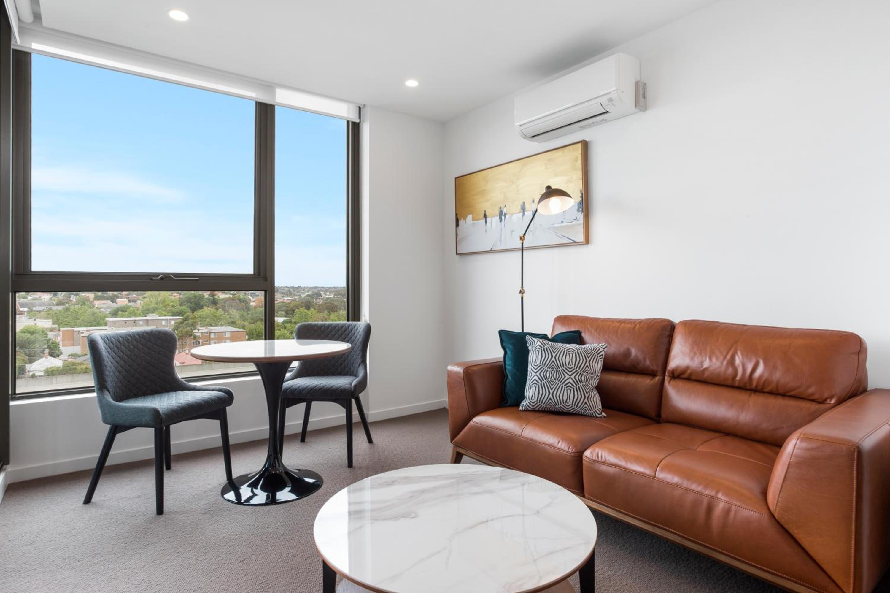 One-Bedroom Apartment with  Queen Bed and Balcony - Photo 6