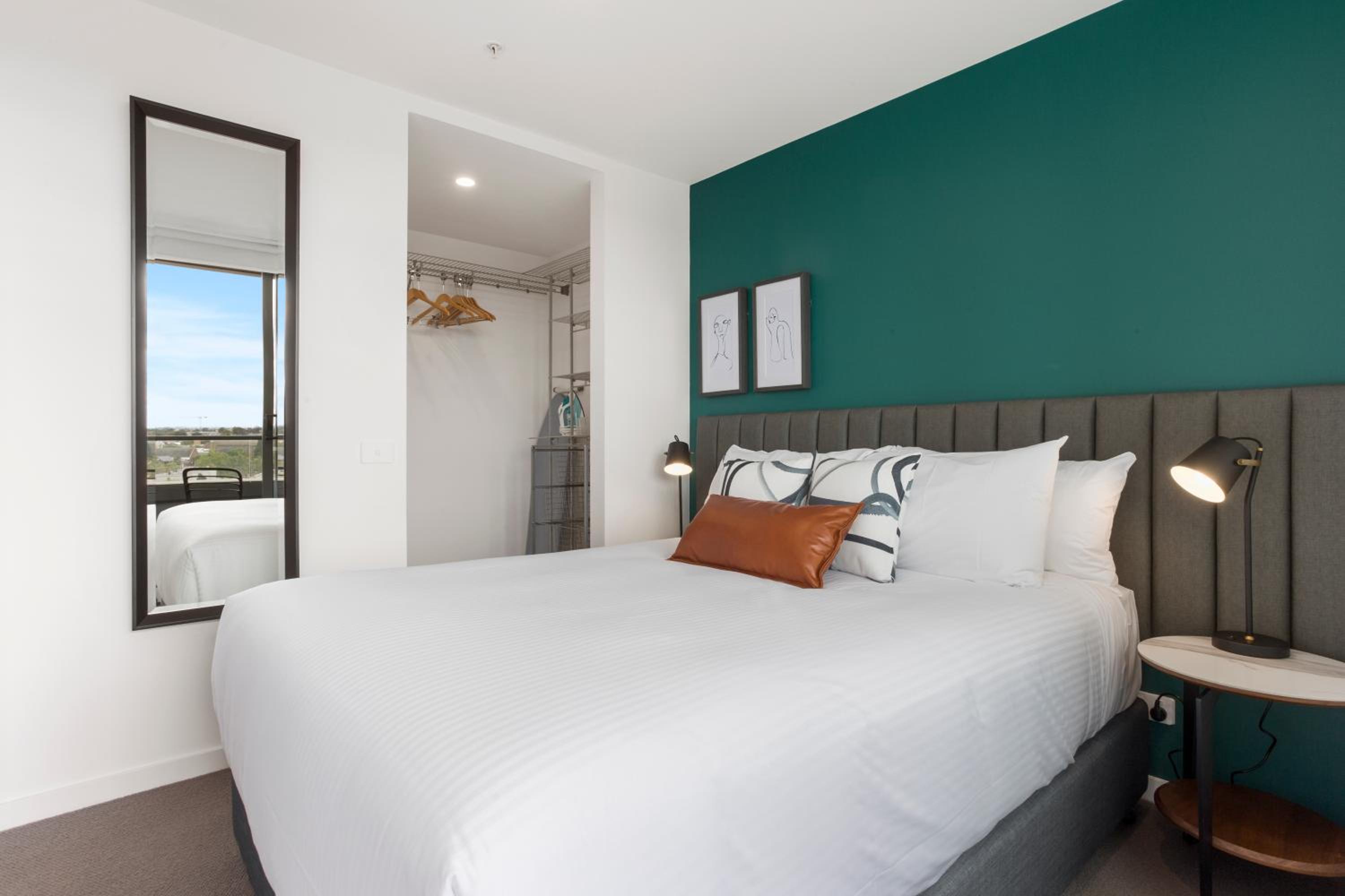 One-Bedroom Apartment with  Queen Bed and Balcony - Photo 5
