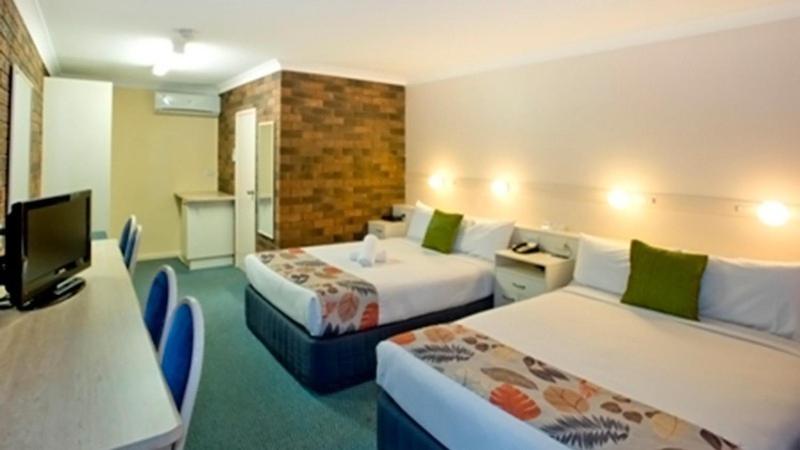 Twin Room with Two Double Beds - Photo 6