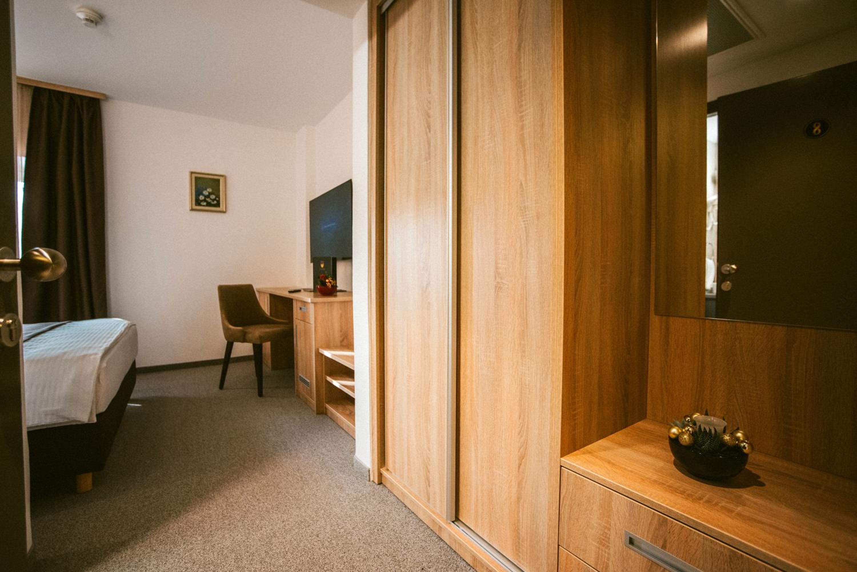 Double Room - Photo 11