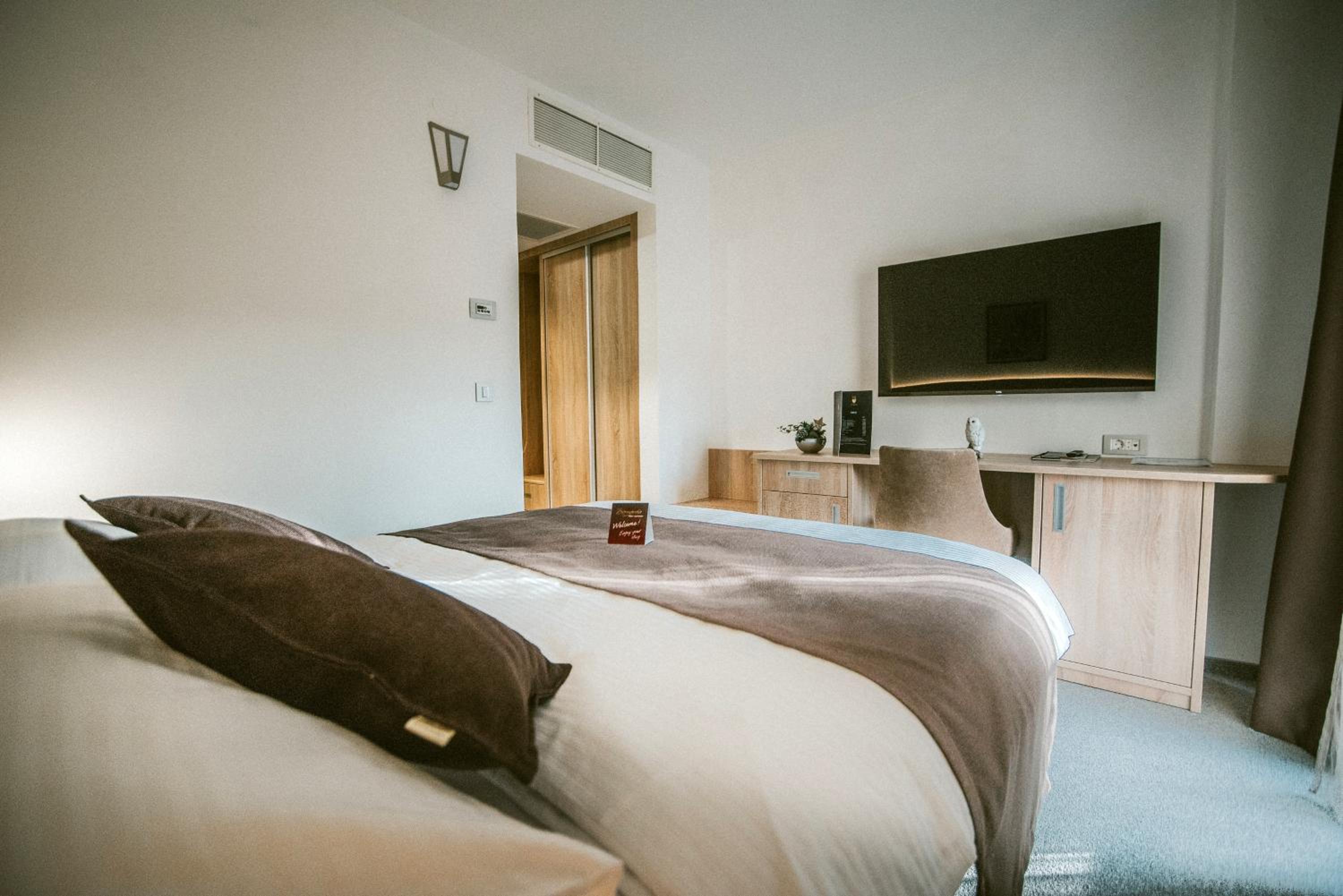 Double Room - Photo 6