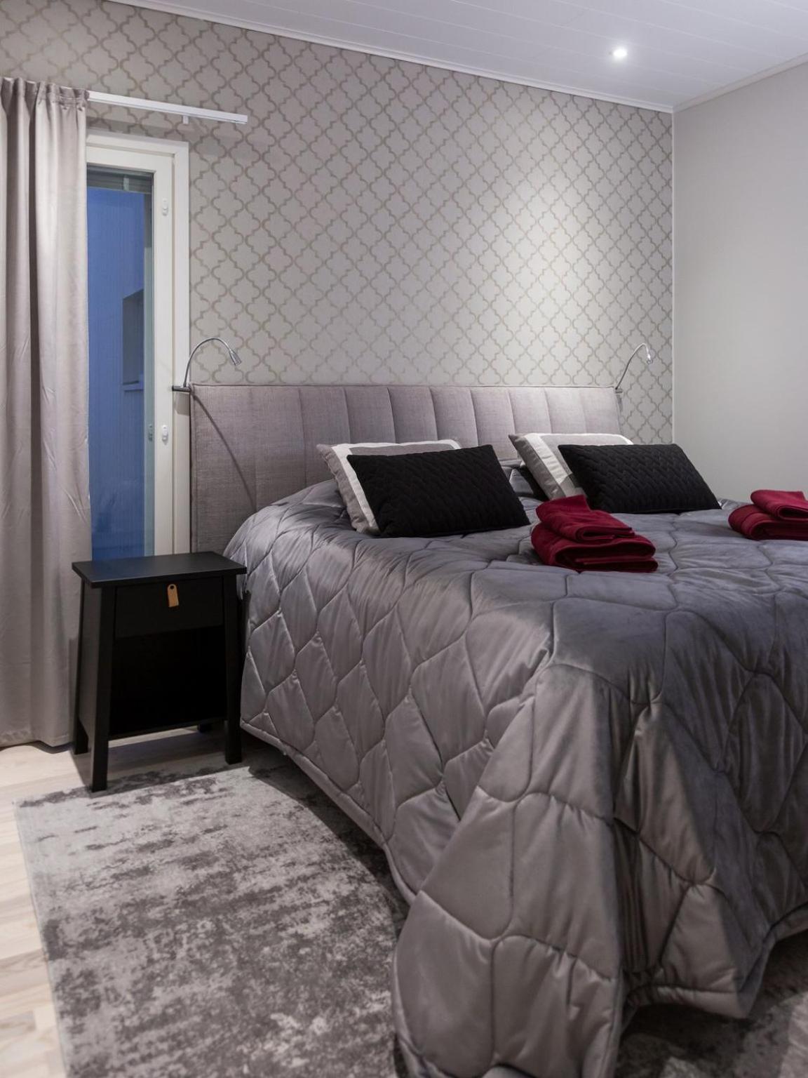 Two-Bedroom Apartment - Photo 2
